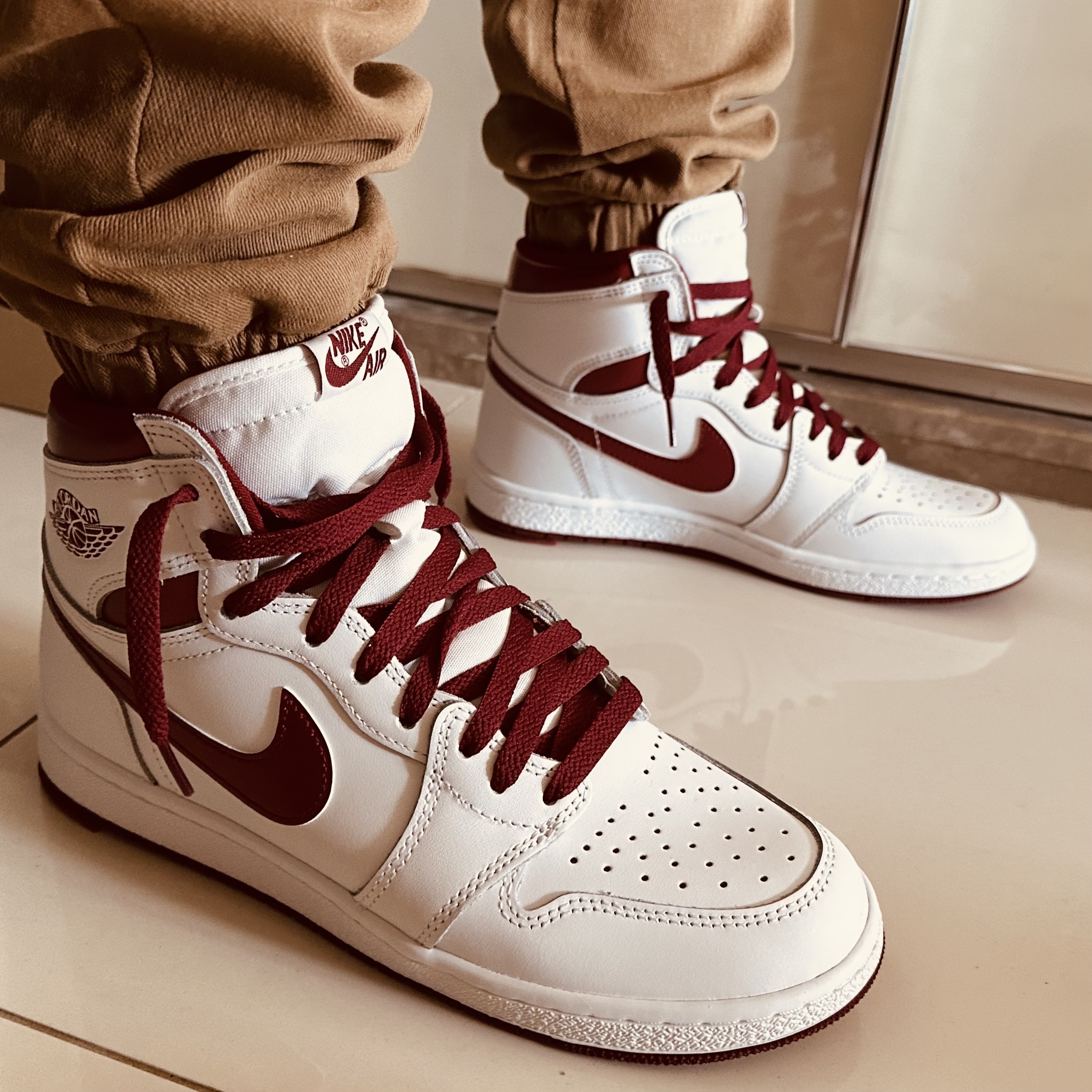 Jordan 1 High 85 Metallic Burgundy 착용 스타일