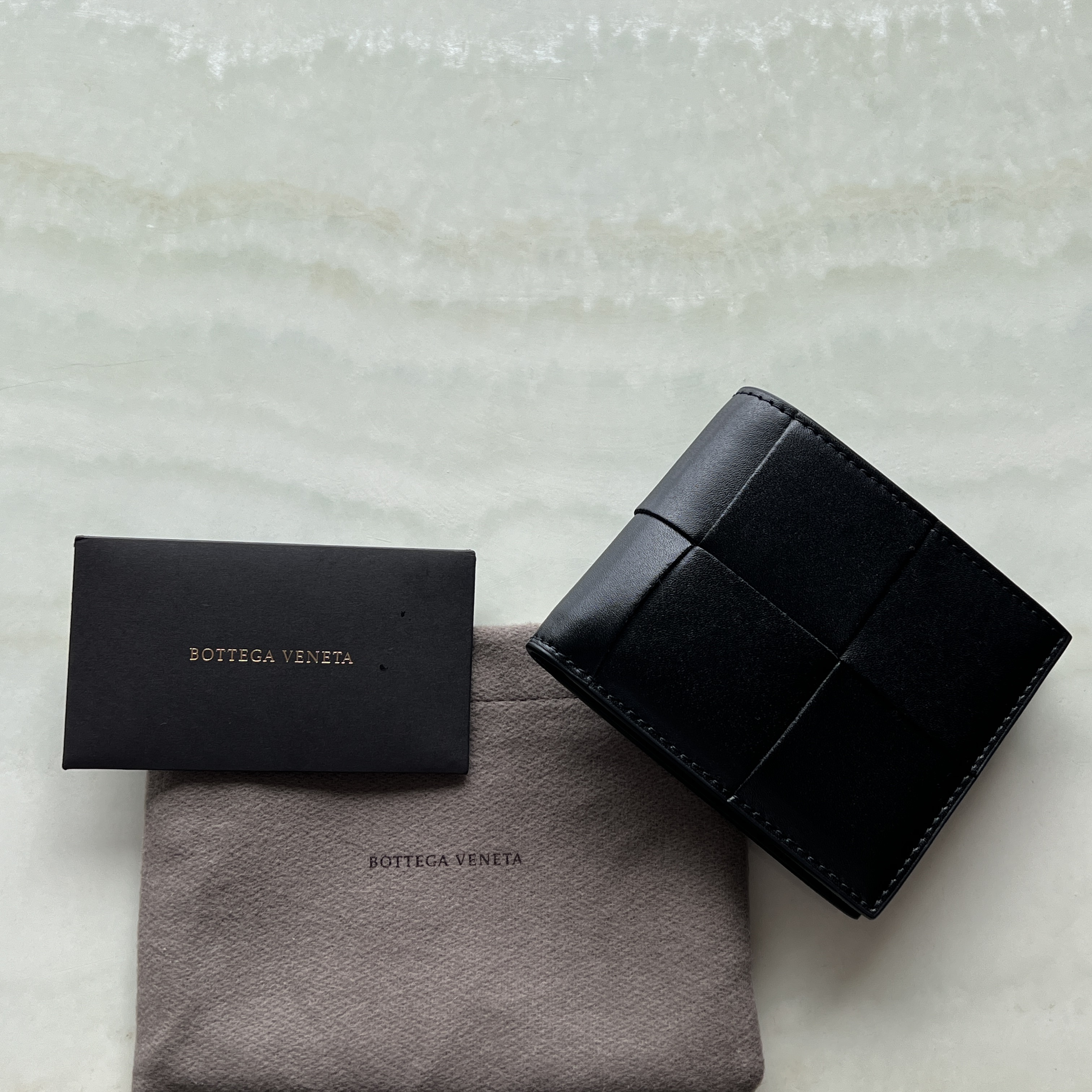 Bottega Veneta Bi-Fold Wallet Black 착용 스타일
