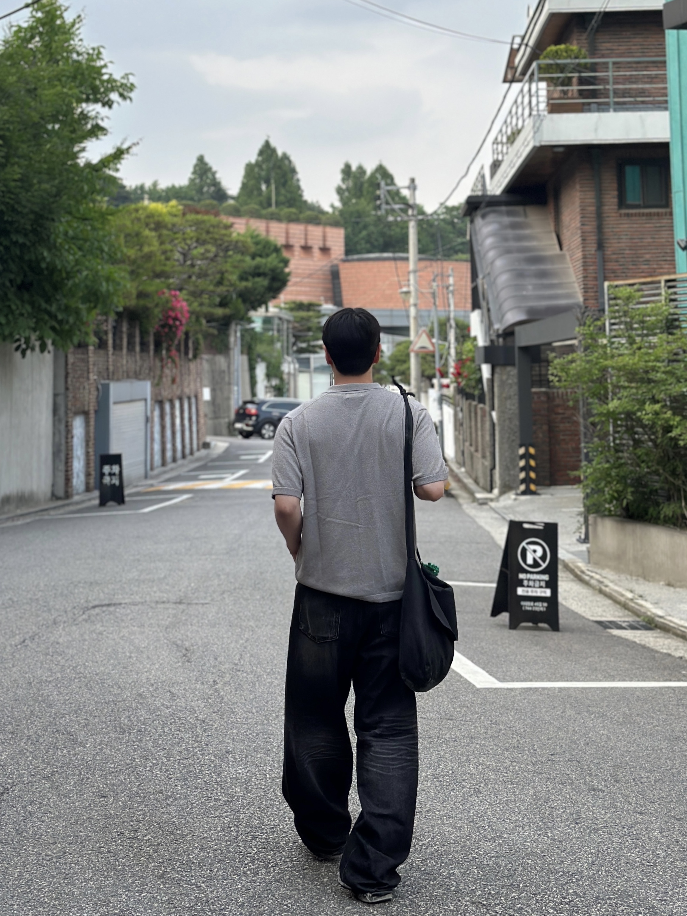 TNGT Loose-Fit Terry Boucle Cardigan Khaki Gray 착용 스타일 - 5