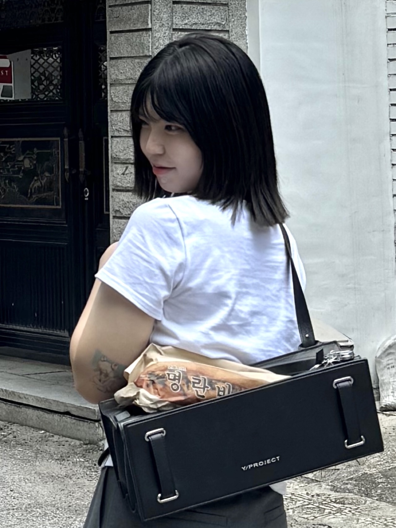 Y/Project Mini Accordion Bag Black 착용 스타일