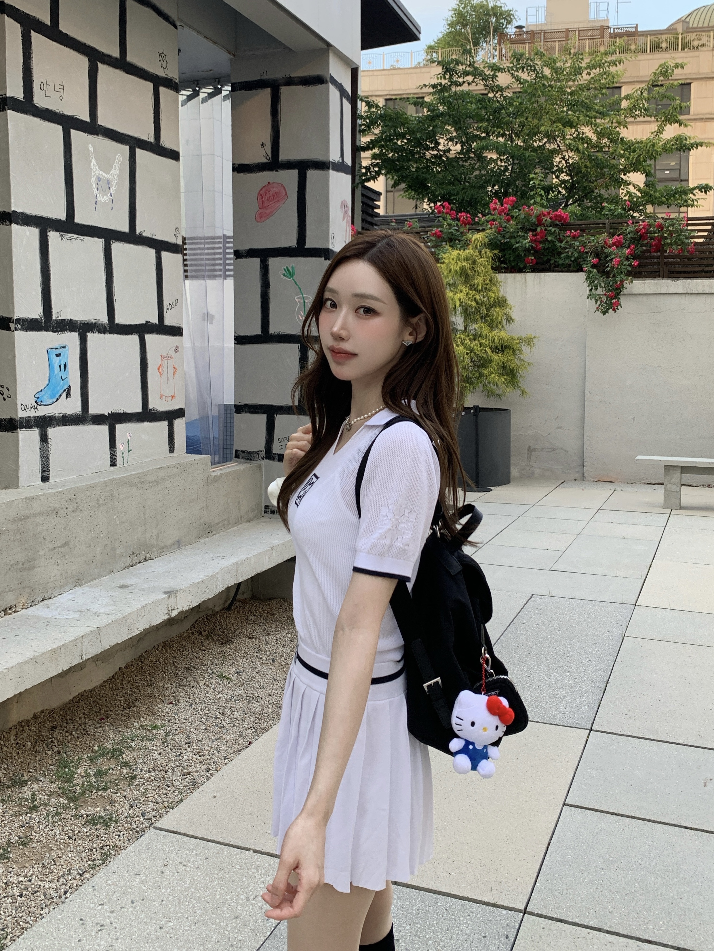 Prada Re-Nylon Medium Backpack Black 착용 스타일 - 2
