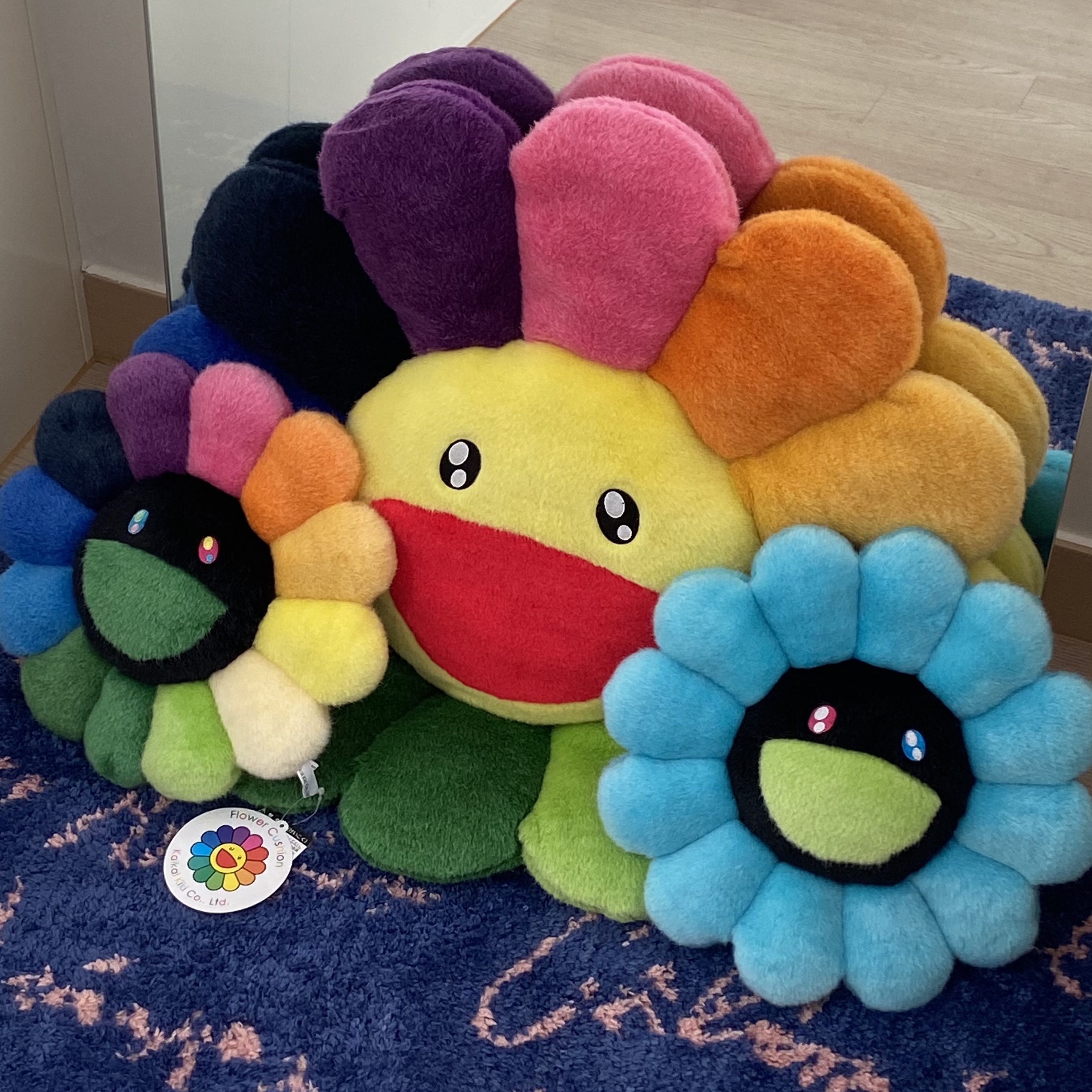 Kaikai Kiki Flower Cushion 60cm Rainbow, Kaikai Kiki Flower Cushion 30cm Rainbow & Black 착용 스타일