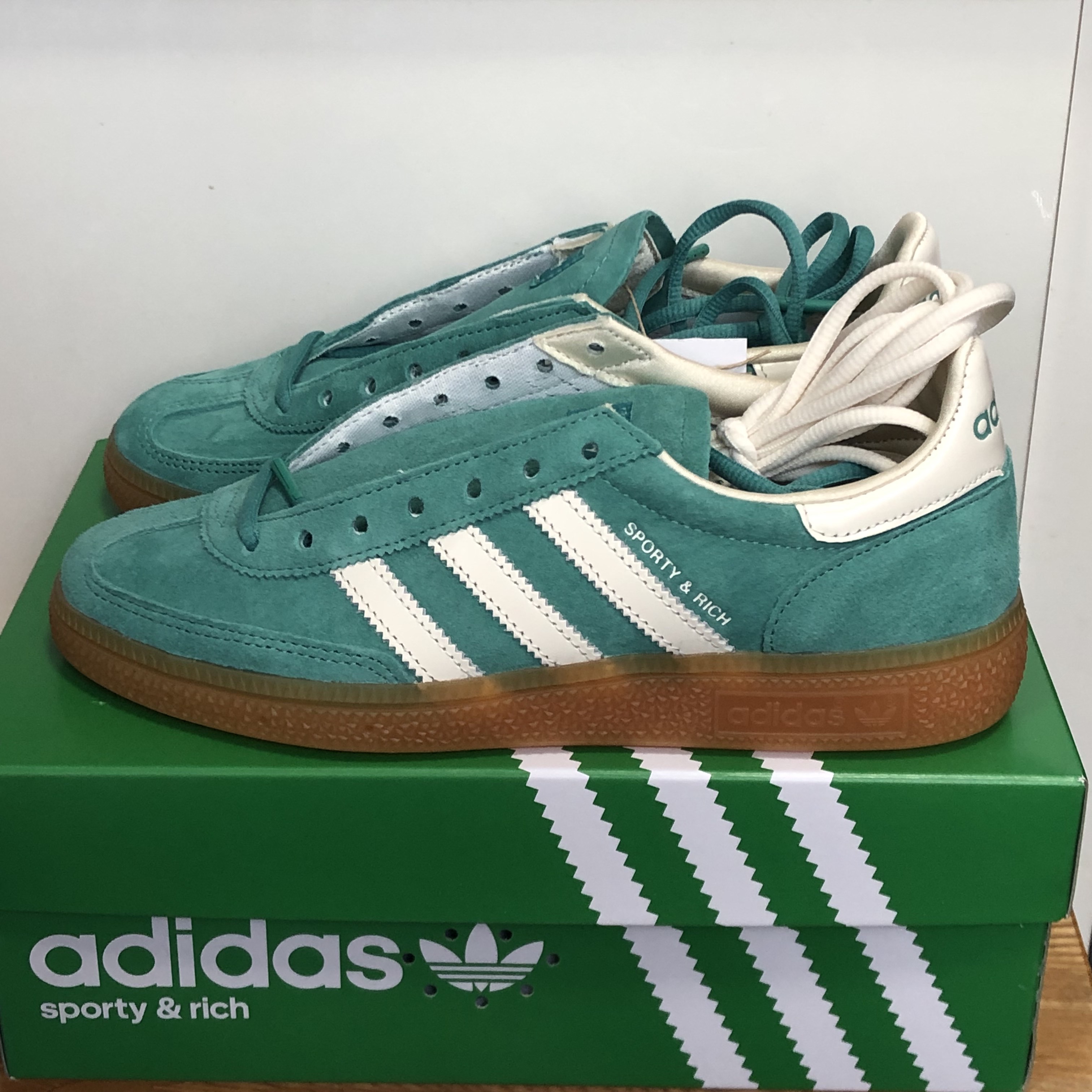 Adidas x Sporty & Rich Spezial Handball Pantone Core White 착용 스타일