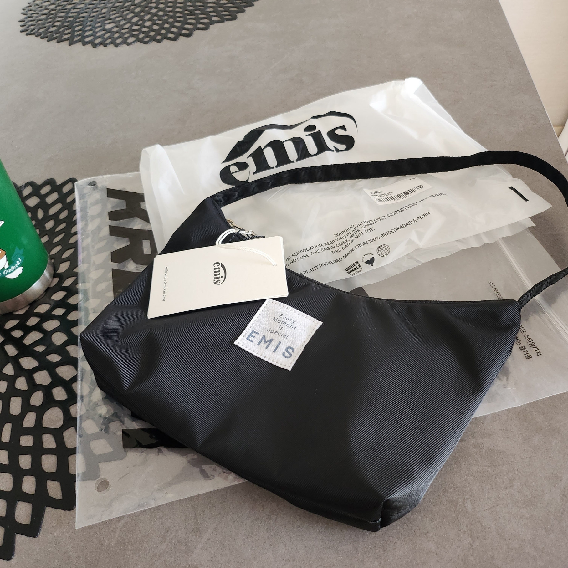 Emis Emis Hobo Bag Black 착용 스타일 - 2