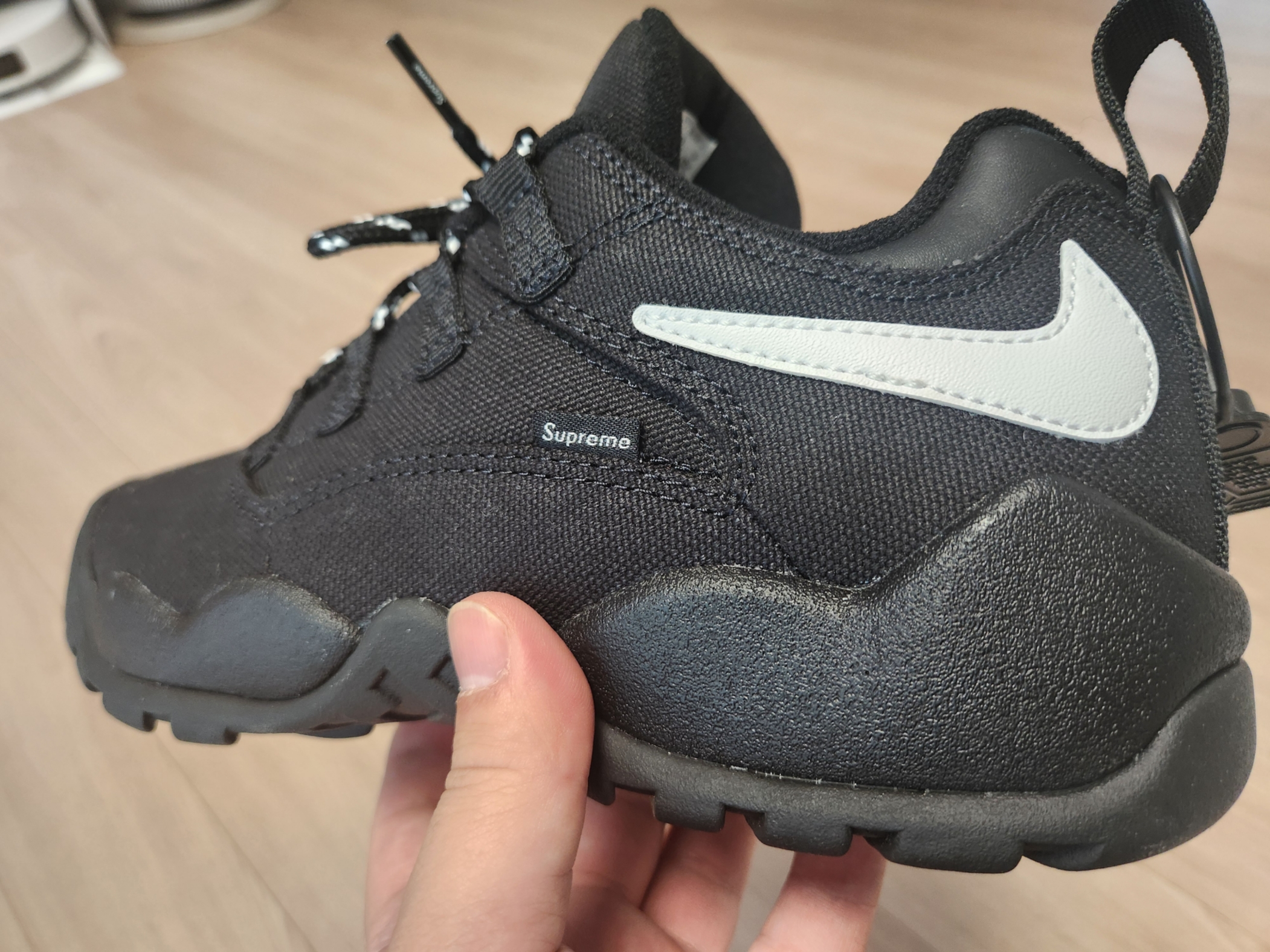 Nike x Supreme SB Darwin Low Black 착용 스타일 - 3