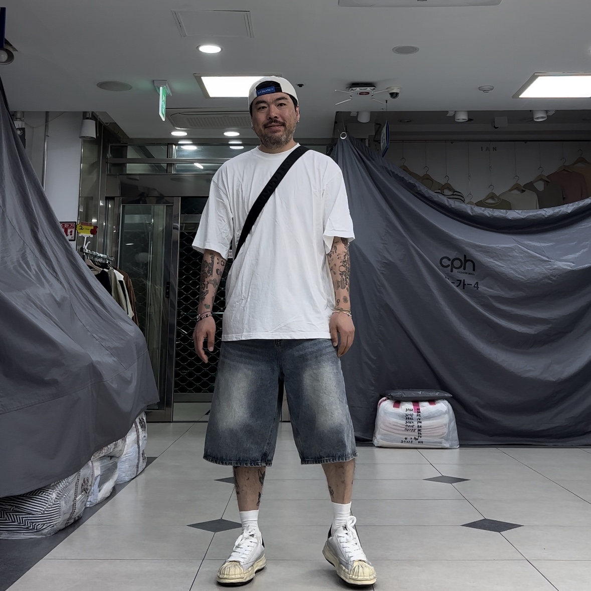 Maison Mihara Yasuhiro Blakey OG Dyed Sole Canvas Low-top Sneakers White 착용 스타일 - 1