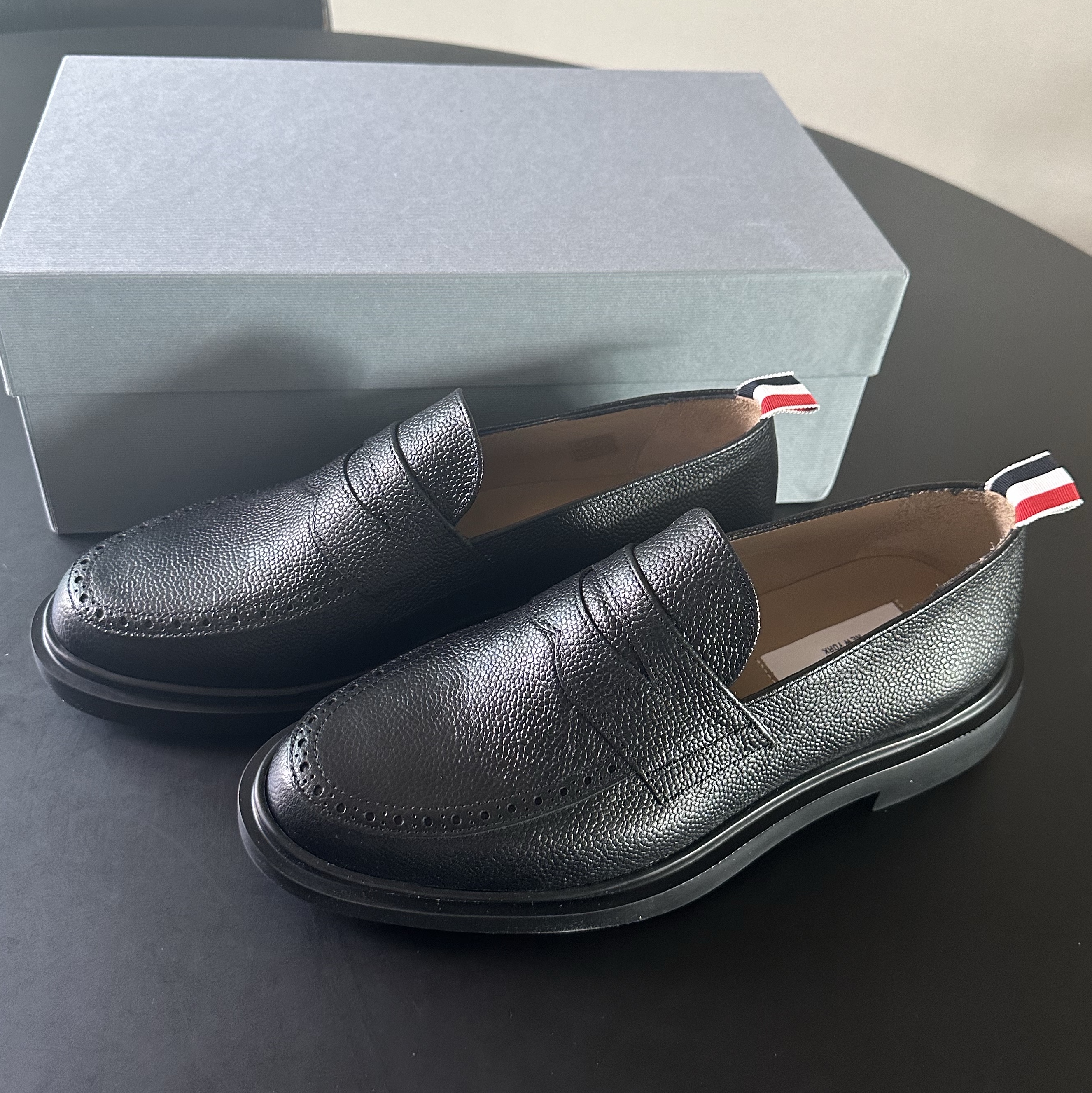 Thom Browne Pebble Grain Rubber Sole Penny Loafer Black 착용 스타일 - 5