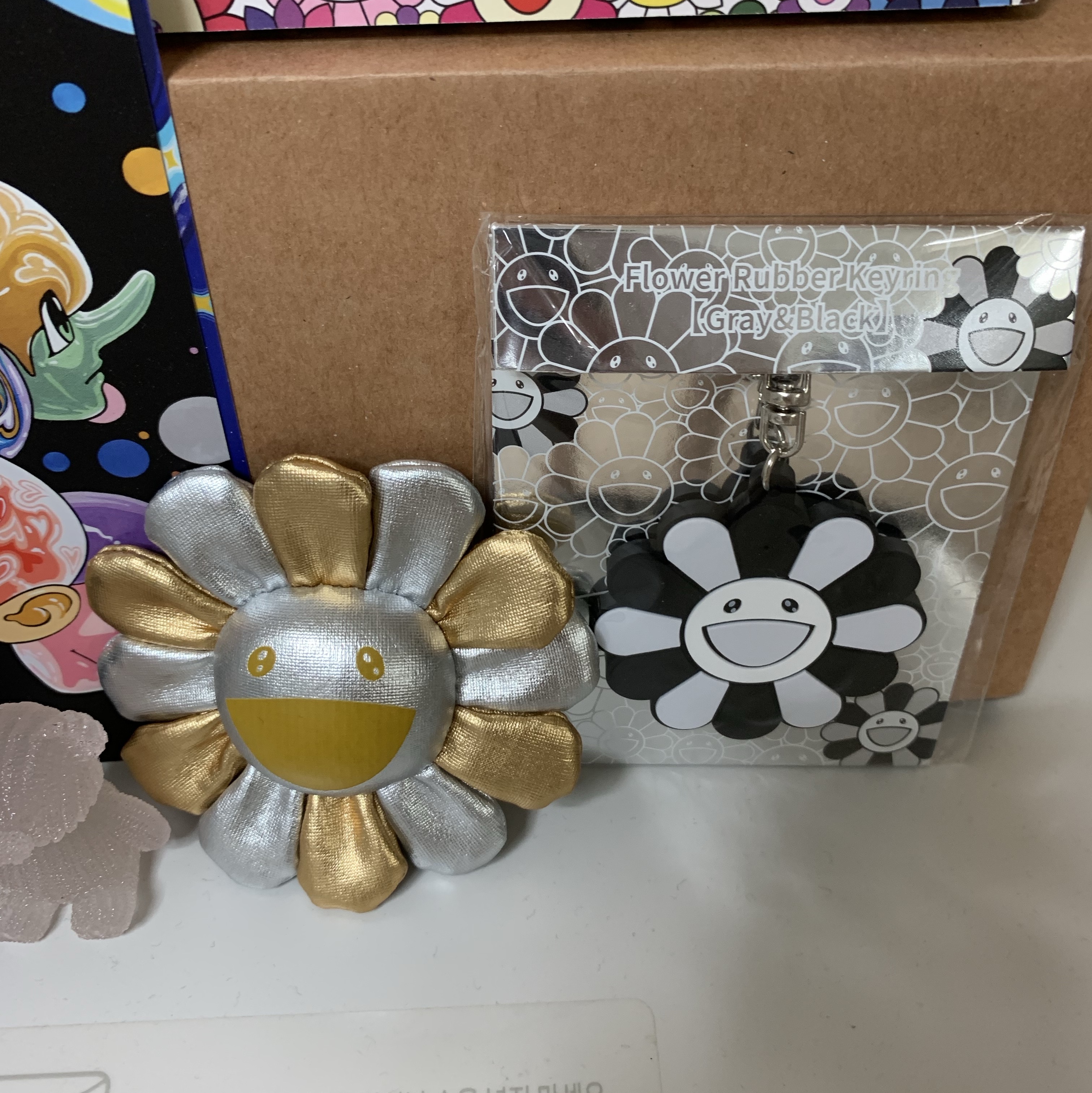 Kaikai Kiki Flower Rubber Keyring Gray Black 착용 스타일