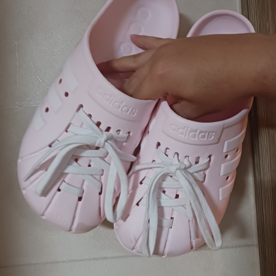 Adidas Adilette Clogs Almost Pink 착용 스타일