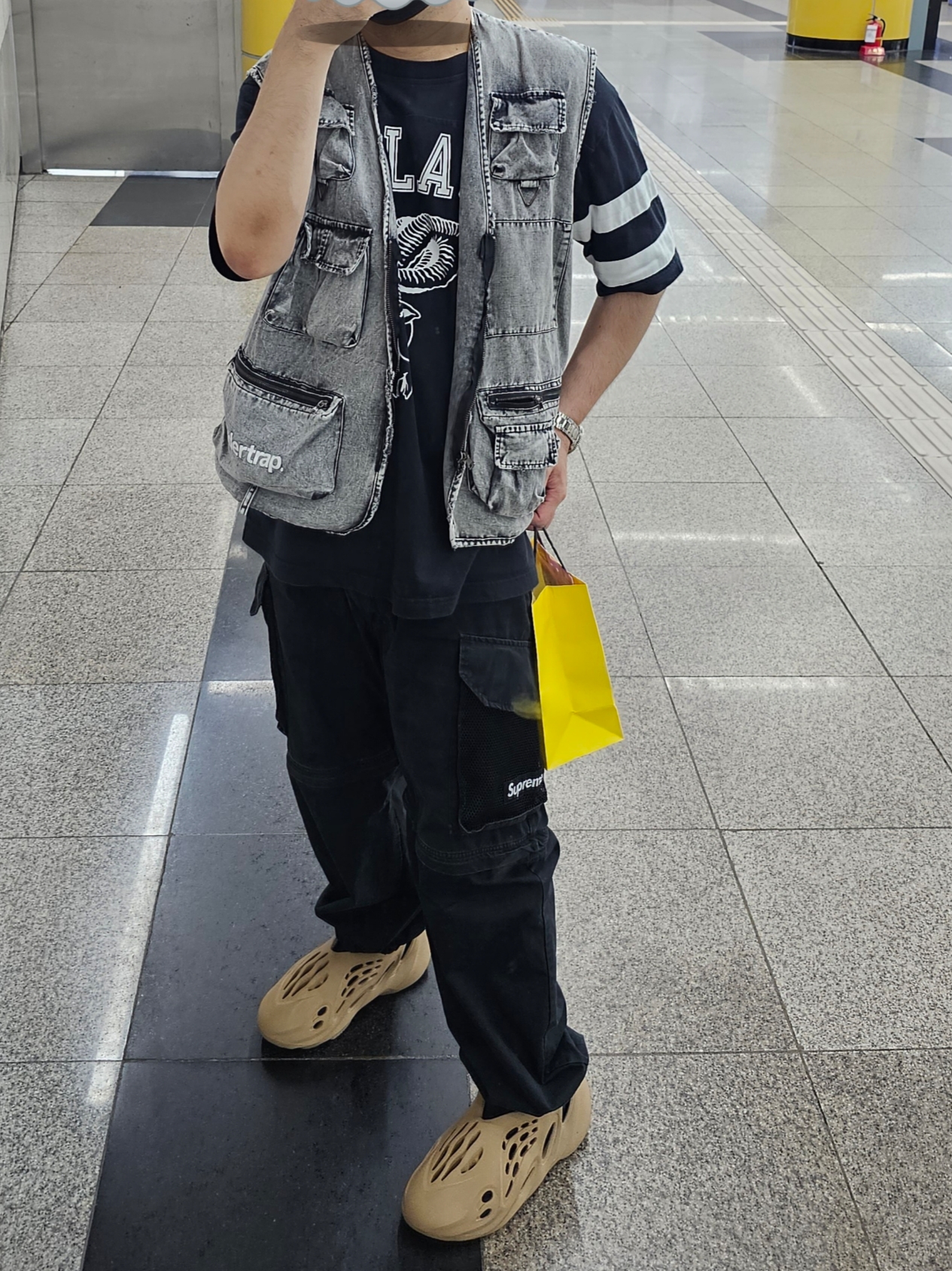 Adidas Yeezy Foam RNNR Clay Taupe, Supreme Mesh Pocket Belted Cargo Pants Black - 21SS 착용 스타일
