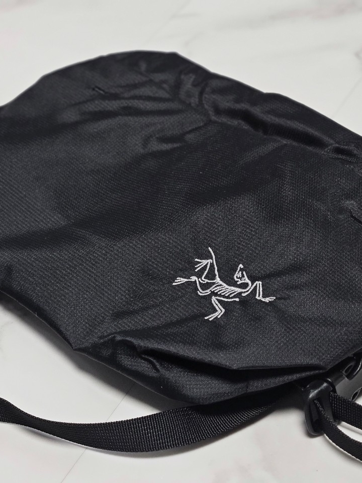 Arc'teryx Heliad 6 Crossbody Bag Black 착용 스타일 - 3