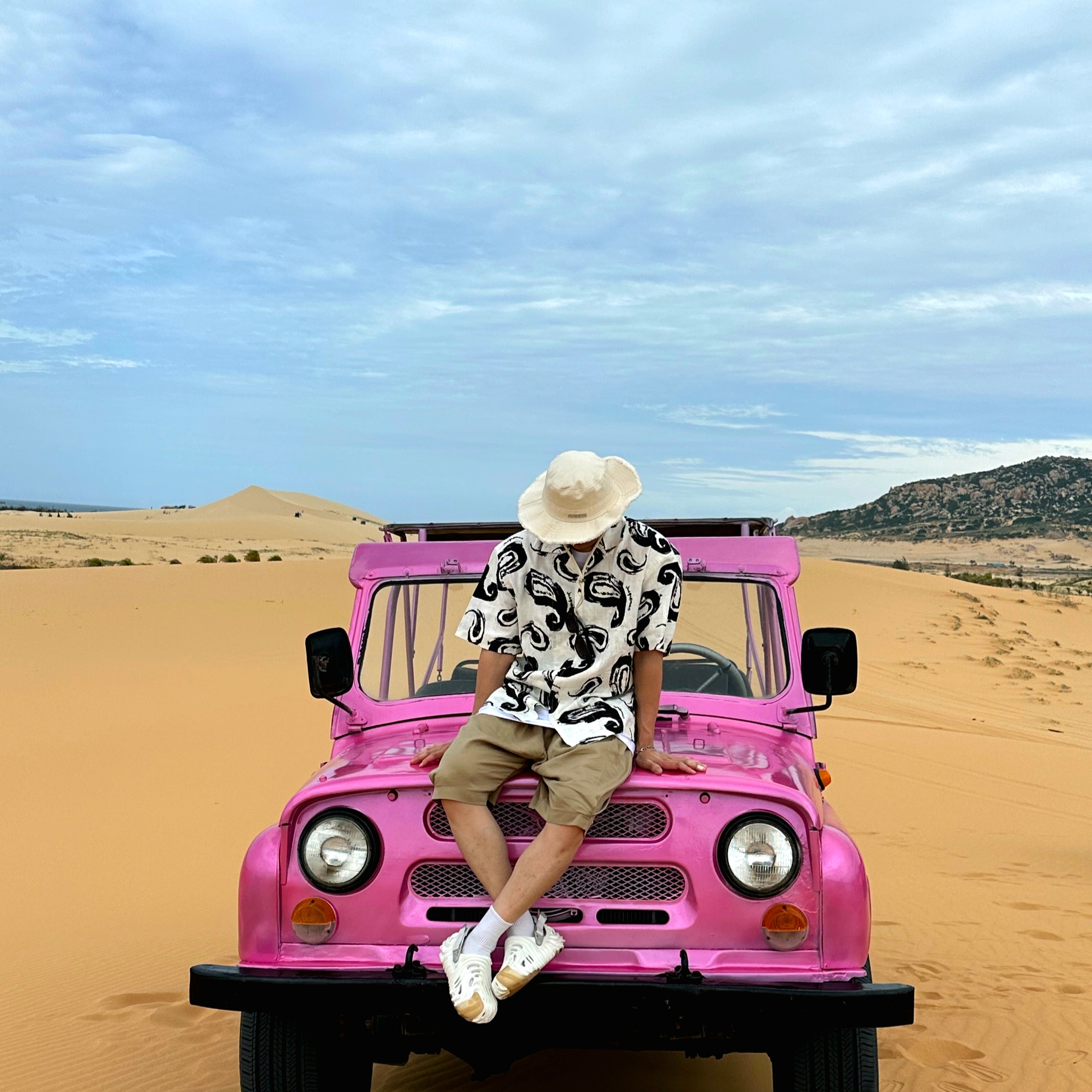 Jacquemus Le Bob Artichaut Bucket Hat Off White, Jacquemus La Chemise Jean Painted Paisley Bowling Shirt Print White Black Paisley 착용 스타일