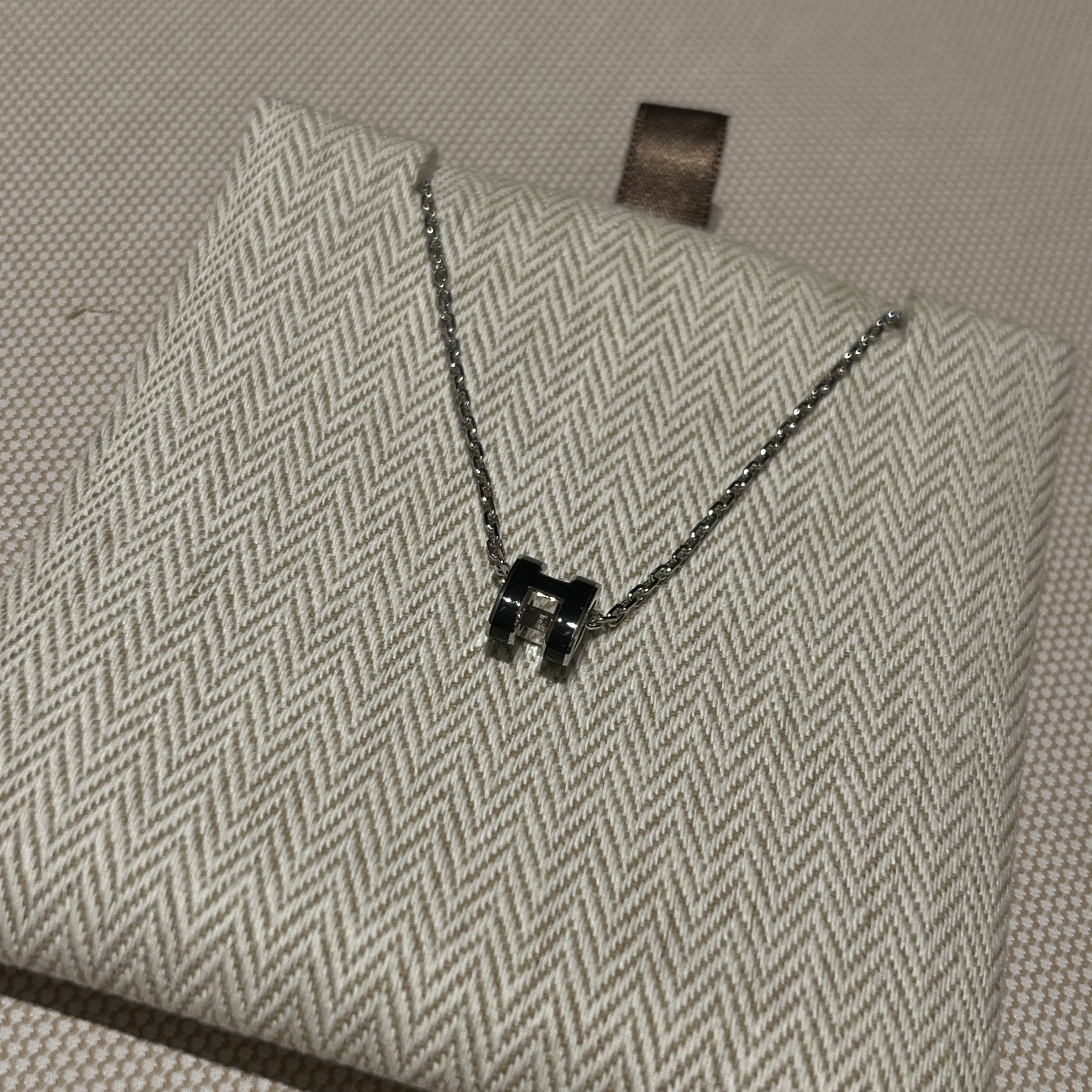 (W) Hermes Mini Pop H Pendant Palladium & Noir 착용 스타일 - 2