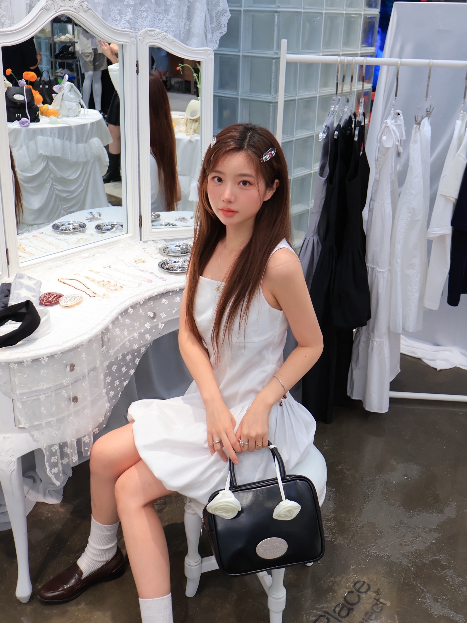 LOTS YOU Bumpy Pumpy Tote Bag Black 착용 스타일 - 1
