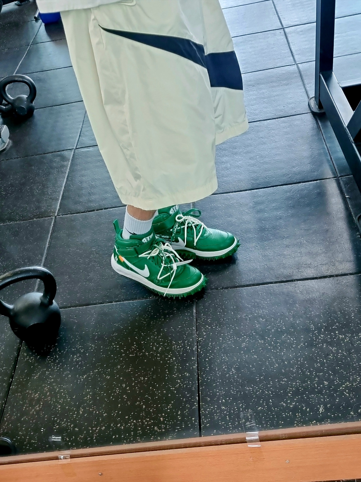 Nike NSW Swoosh Woven Shorts Coconut Milk Black - Asia, Nike x Off-White Air Force 1 Mid SP Leather Pine Green 착용 스타일 - 2