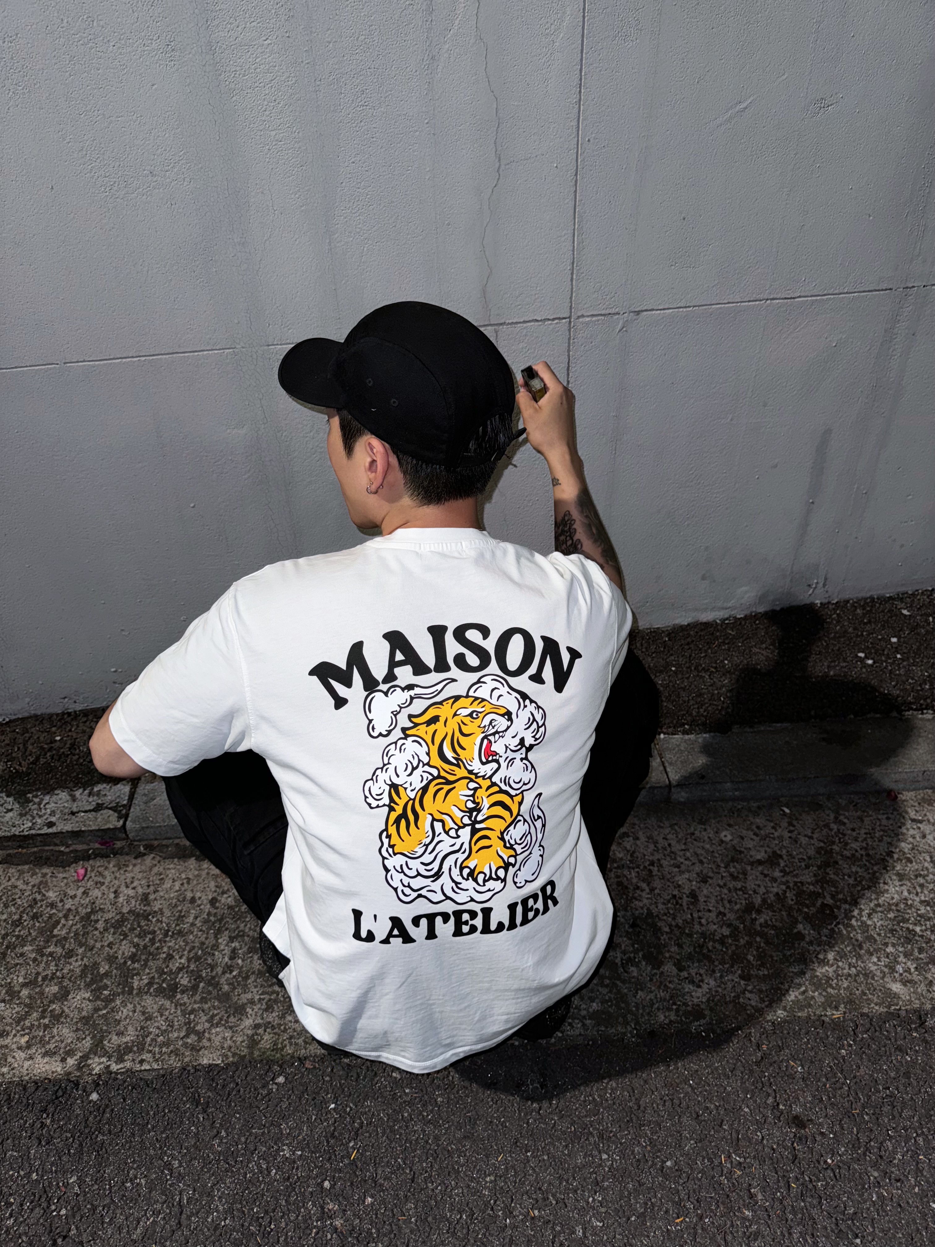 TNGT Semi-Over Fit Tiger Graphics Half T-Shirts Cream 착용 스타일 - 1
