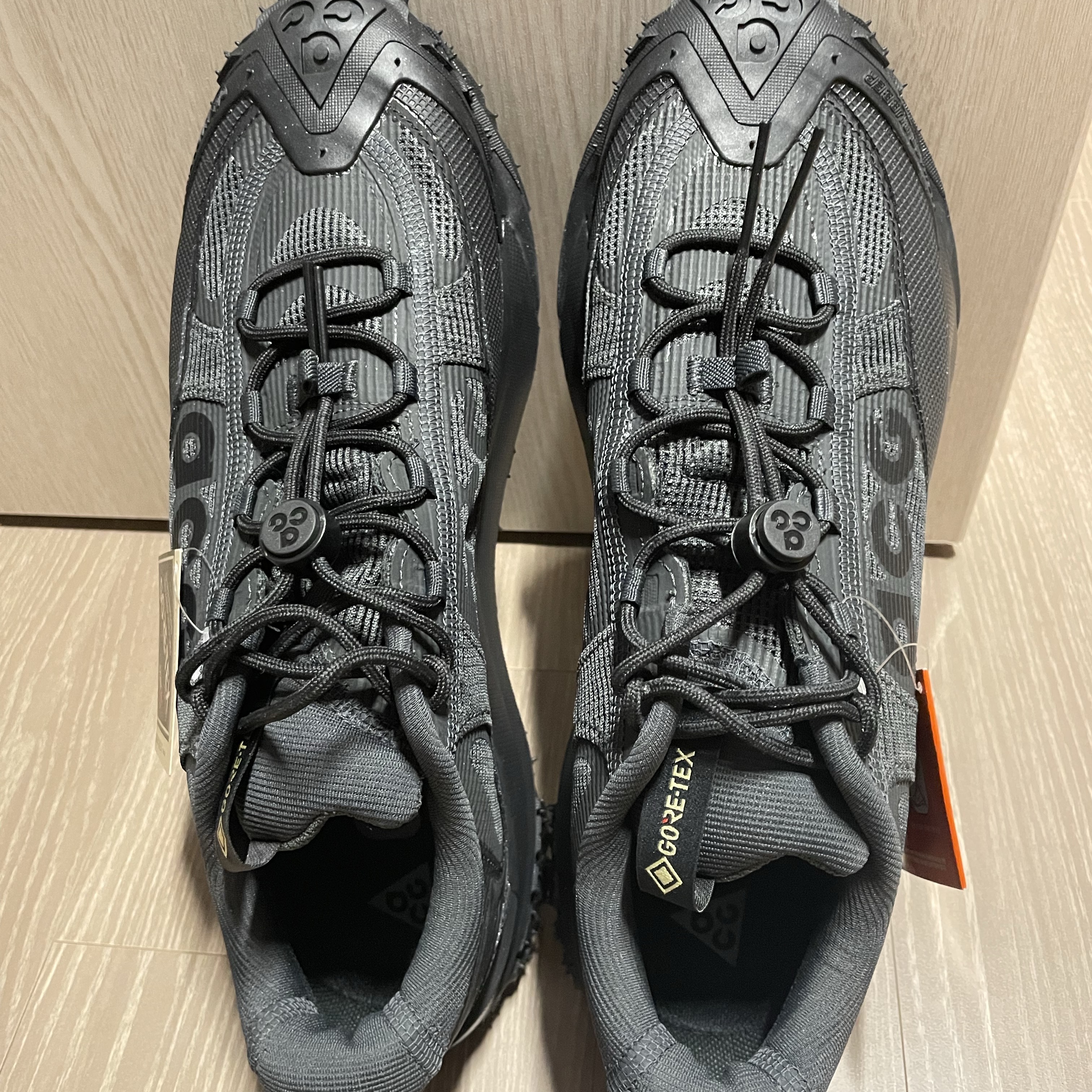 Nike ACG Mountain Fly 2 Low Gore-Tex Black and Dark Smoke Grey 착용 스타일 - 2