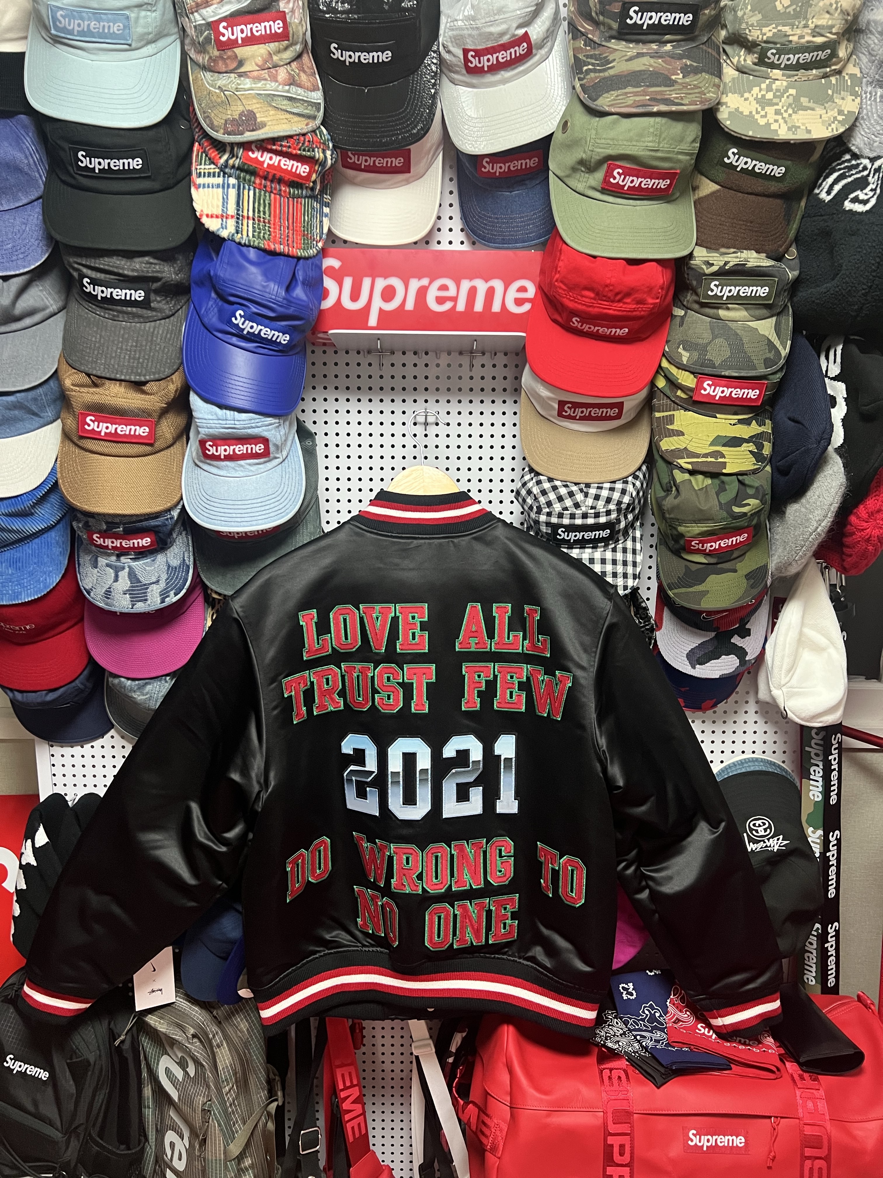 Supreme Mitchell & Ness Satin Varsity Jacket Black - 21SS 착용 스타일 - 2