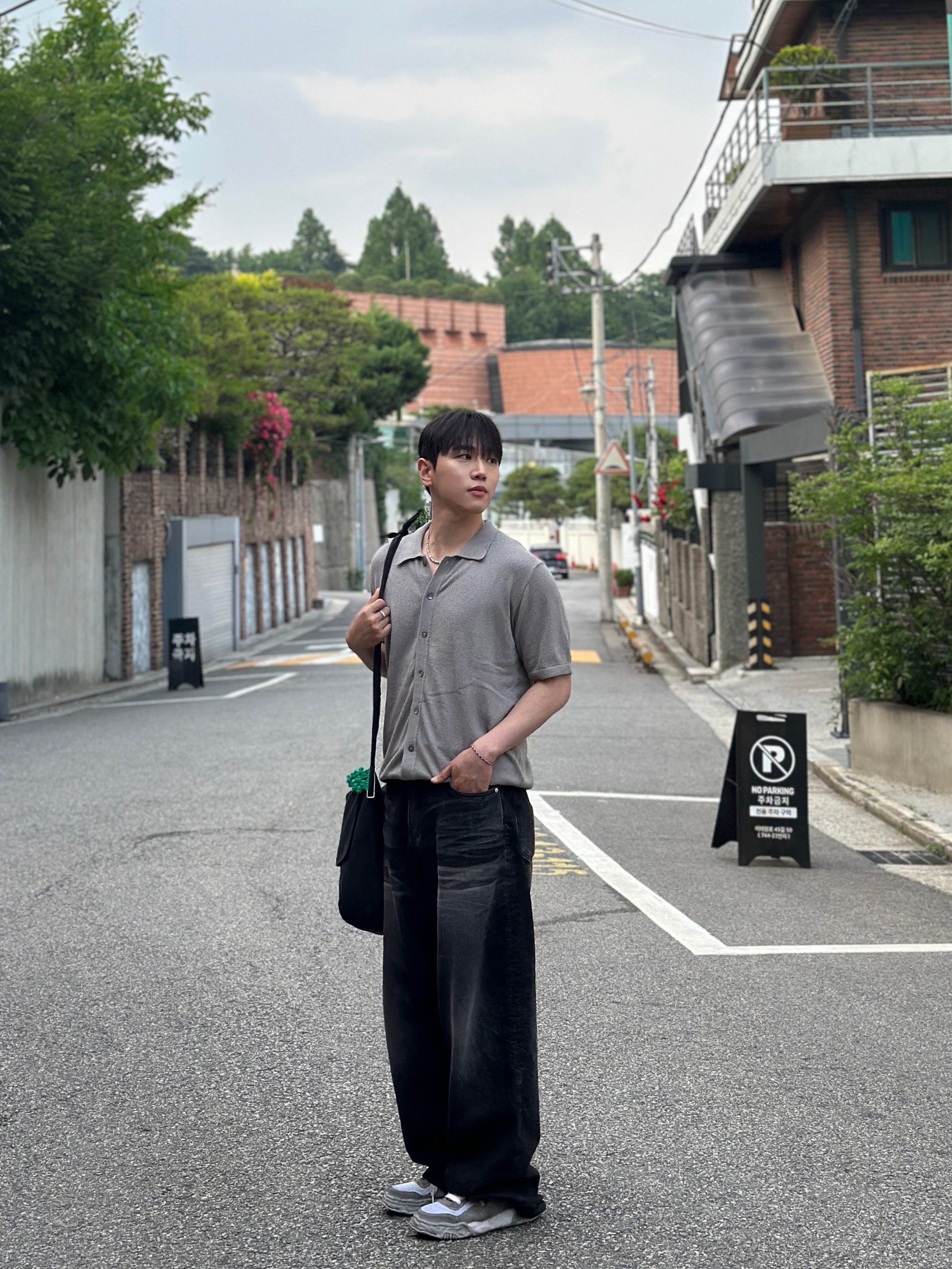 TNGT Loose-Fit Terry Boucle Cardigan Khaki Gray 착용 스타일 - 3