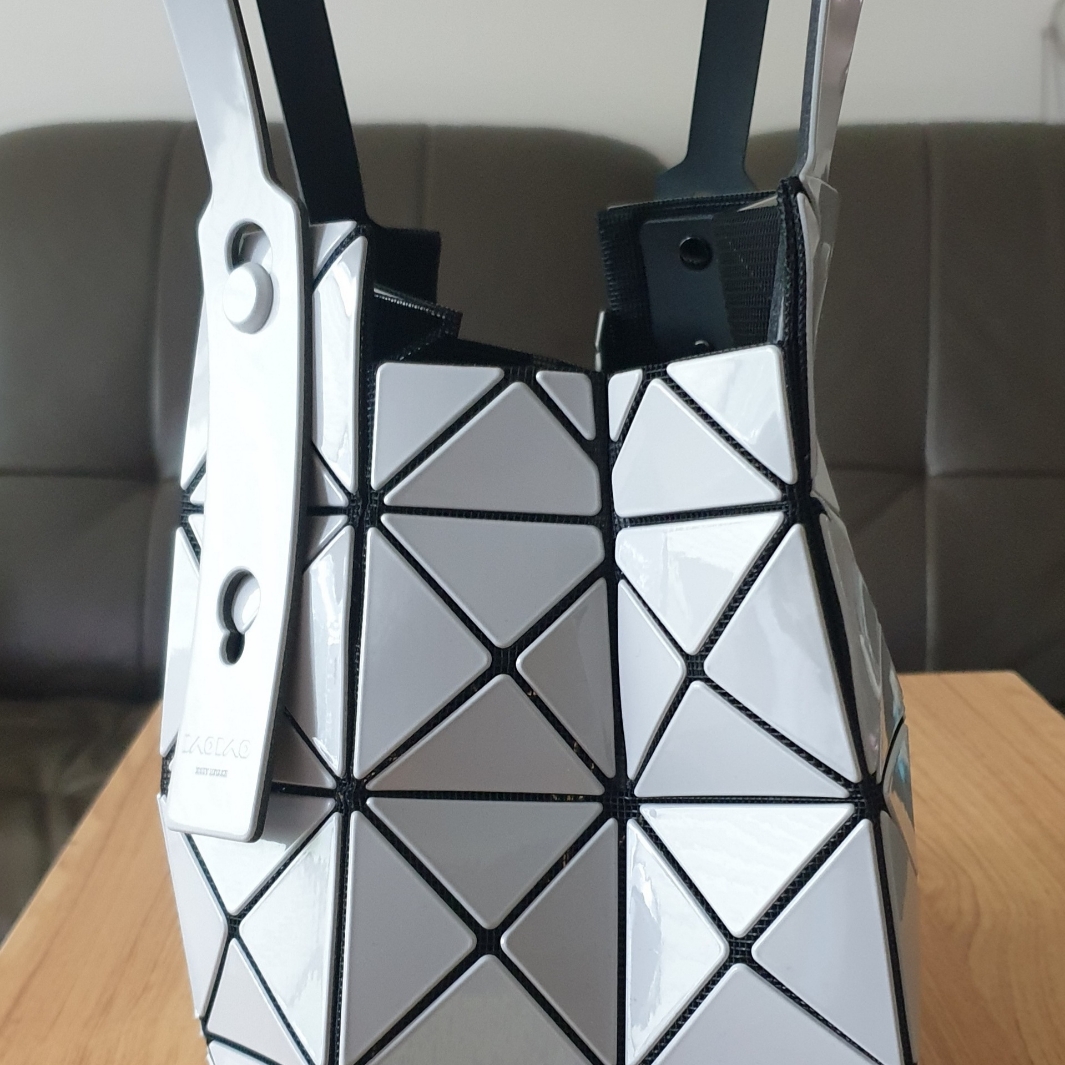 Bao Bao Issey Miyake Carat Handbag Gray 착용 스타일 - 2