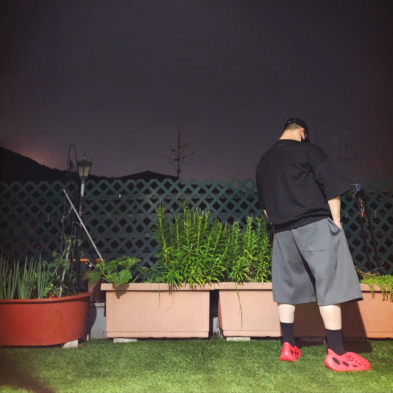 Yeezy Gap Engineered By Balenciaga Logo Cap Black, Adidas Yeezy Foam RNNR Vermilion 착용 스타일 - 3