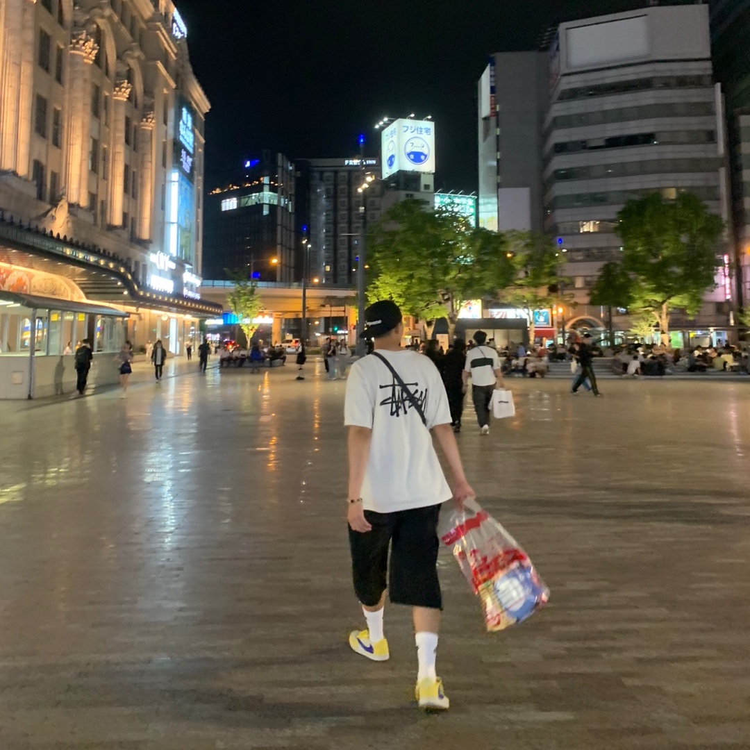 (W) Jordan 1 x Travis Scott Retro Low OG SP Canary, Stussy Basic Stussy Pigment Dyed T-Shirt Natural 2023 착용 스타일 - 1
