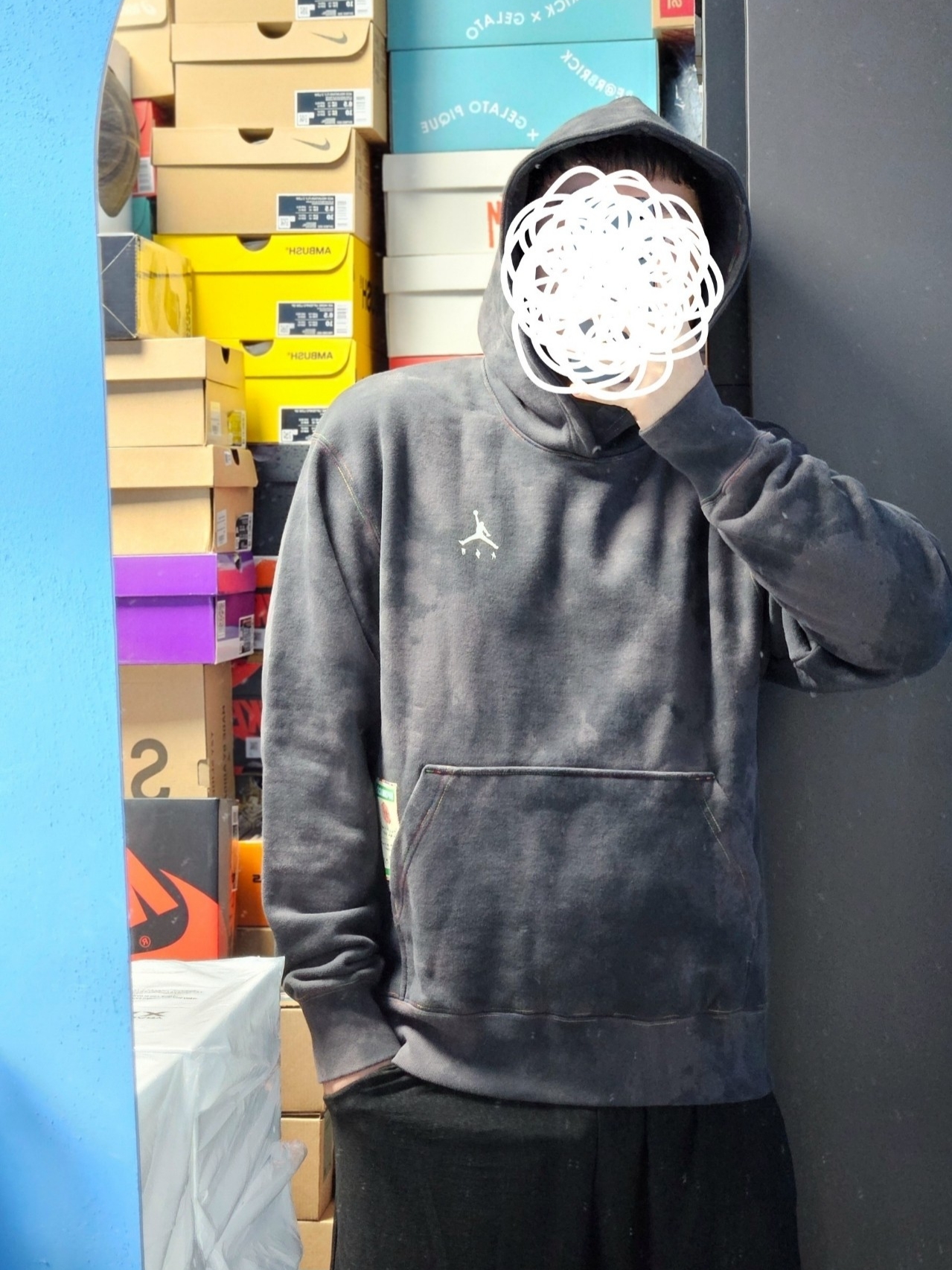 Jordan x J Balvin Hoodie Black - Asia 착용 스타일 - 1