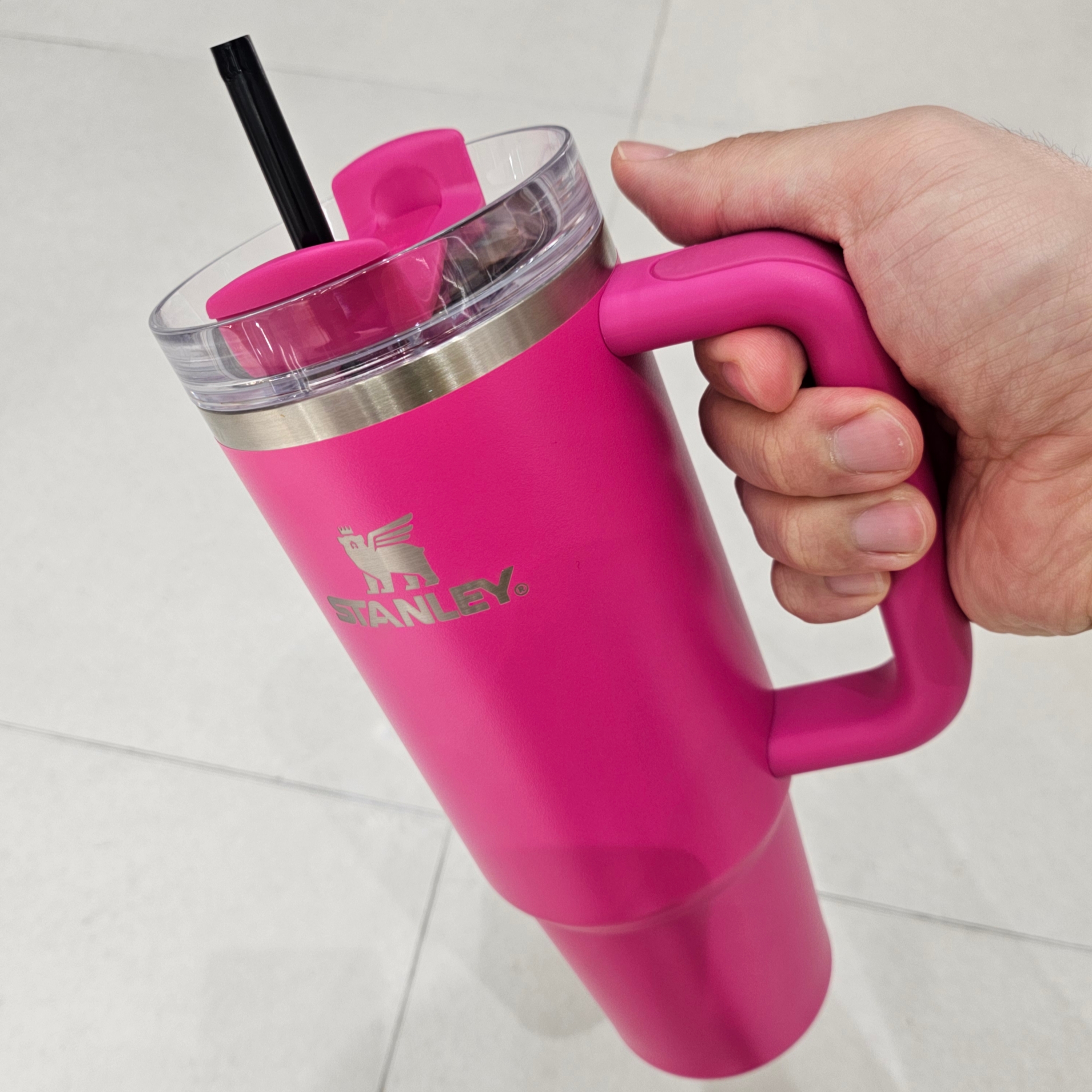 Stanley The Quencher H2.0 FlowState Tumbler 887ml Camelia 착용 스타일