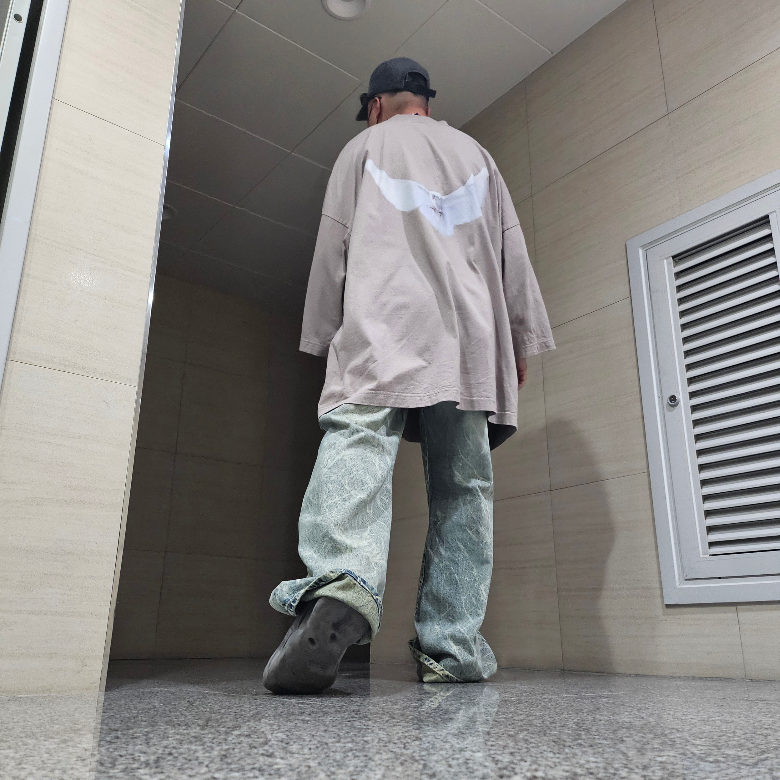 Adidas Yeezy Foam RNNR MX Granite, Yeezy Gap Engineered By Balenciaga Dove 3/4 Sleeve T-Shirt Beige 착용 스타일 - 2
