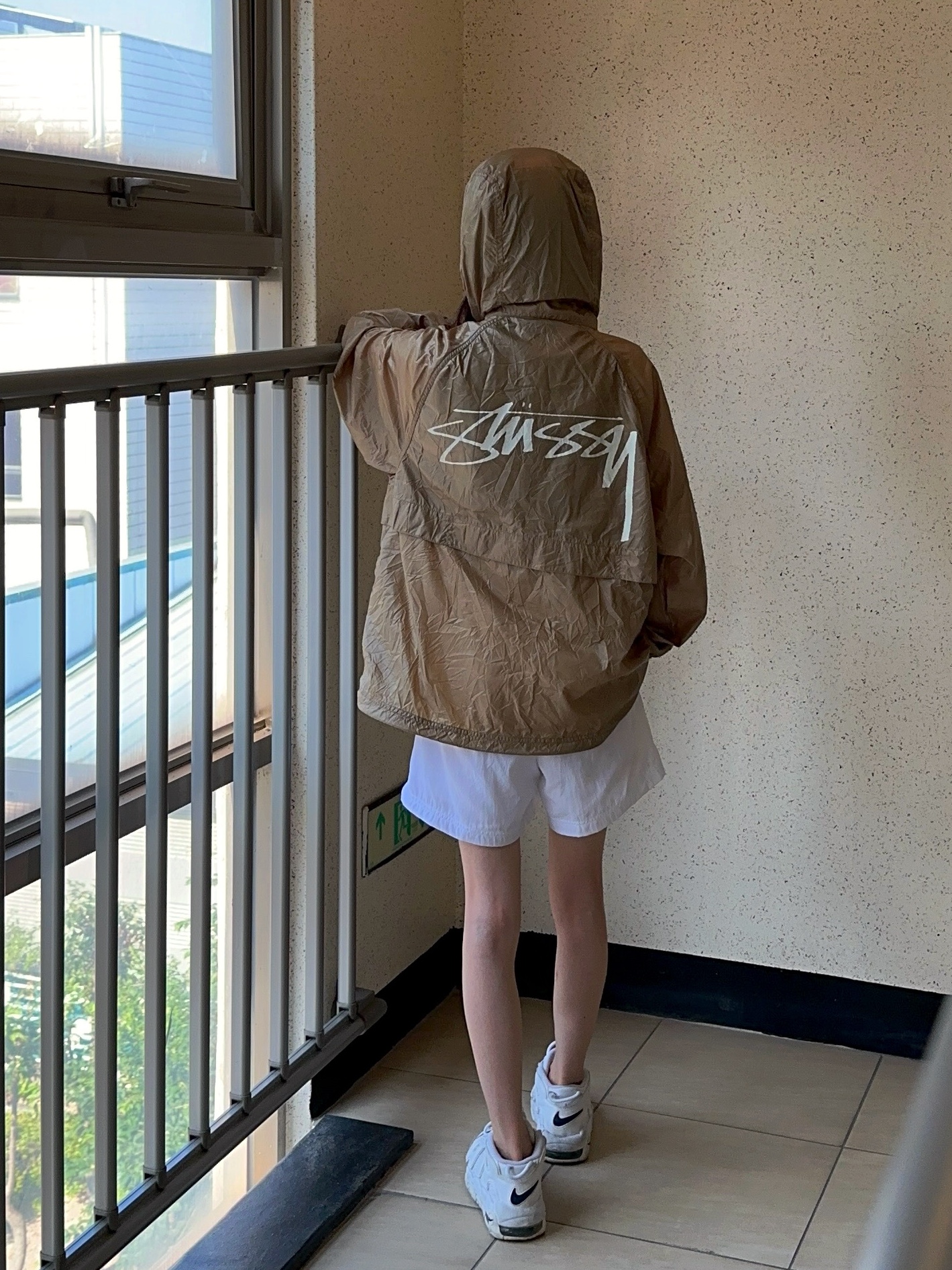Stussy Beach Shell Wrinkled Nylon Jacket Brown, (W) Nike NSW Essential High Rise Woven Shorts White - Asia 착용 스타일 - 3
