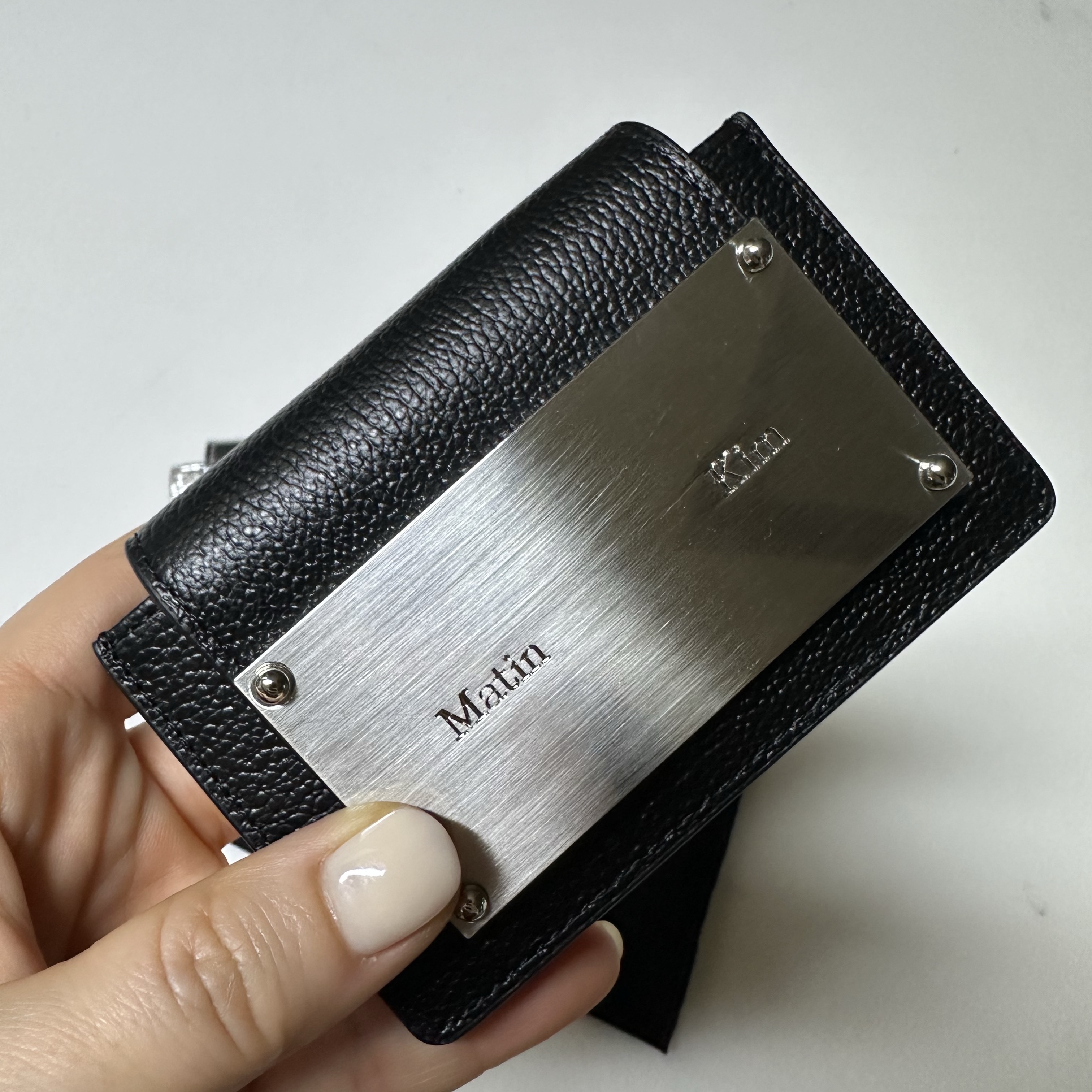 Matin Kim Accordion Wallet Black 착용 스타일 - 2