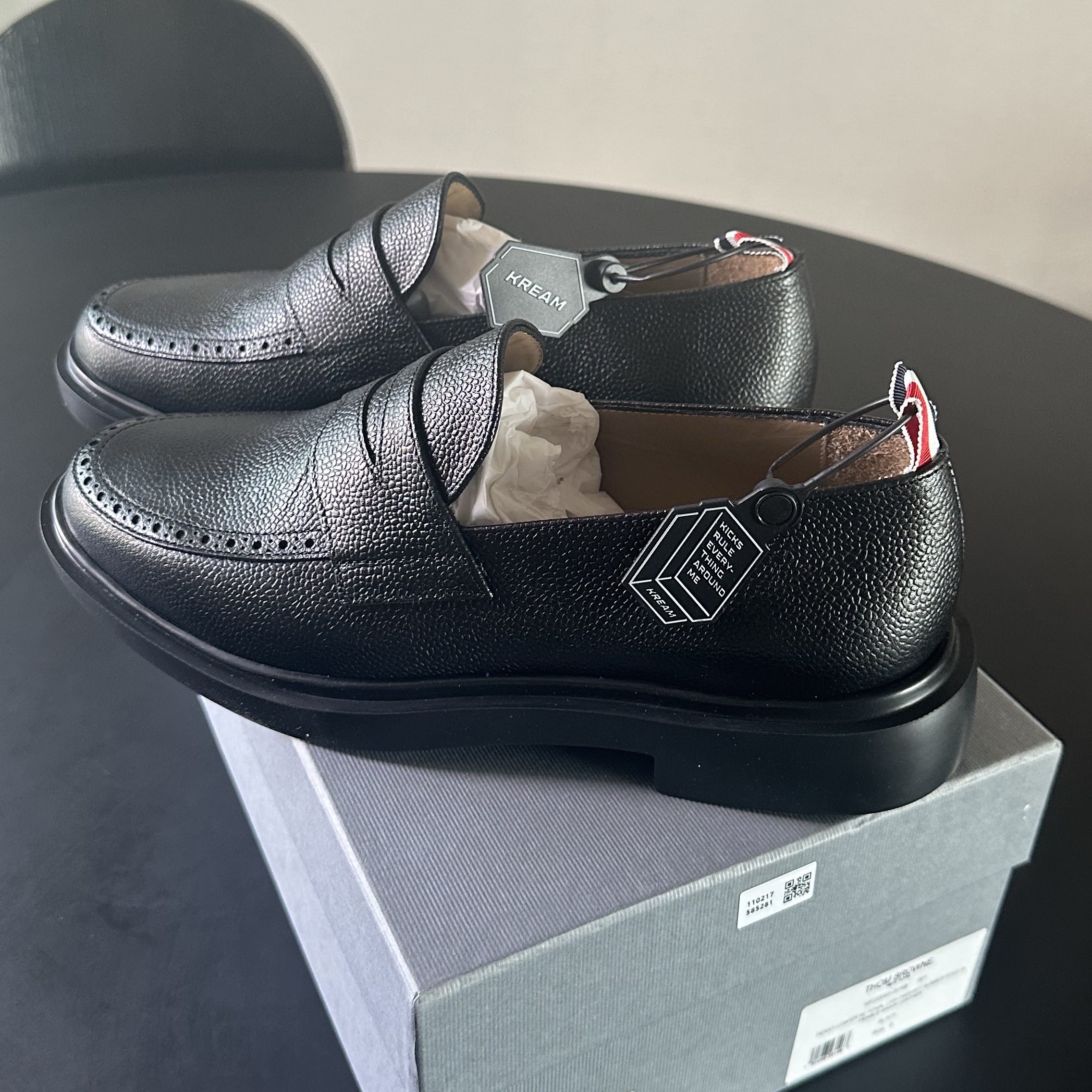 Thom Browne Pebble Grain Rubber Sole Penny Loafer Black 착용 스타일 - 4