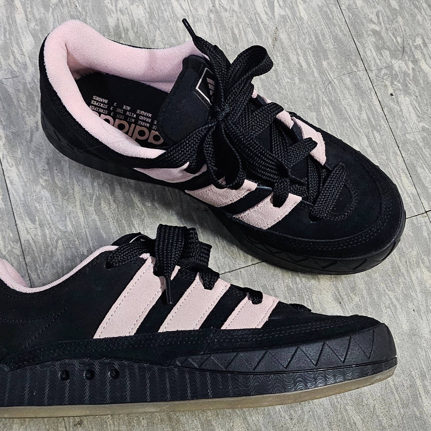 Adidas Adimatic Core Black Pink Tint 착용 스타일