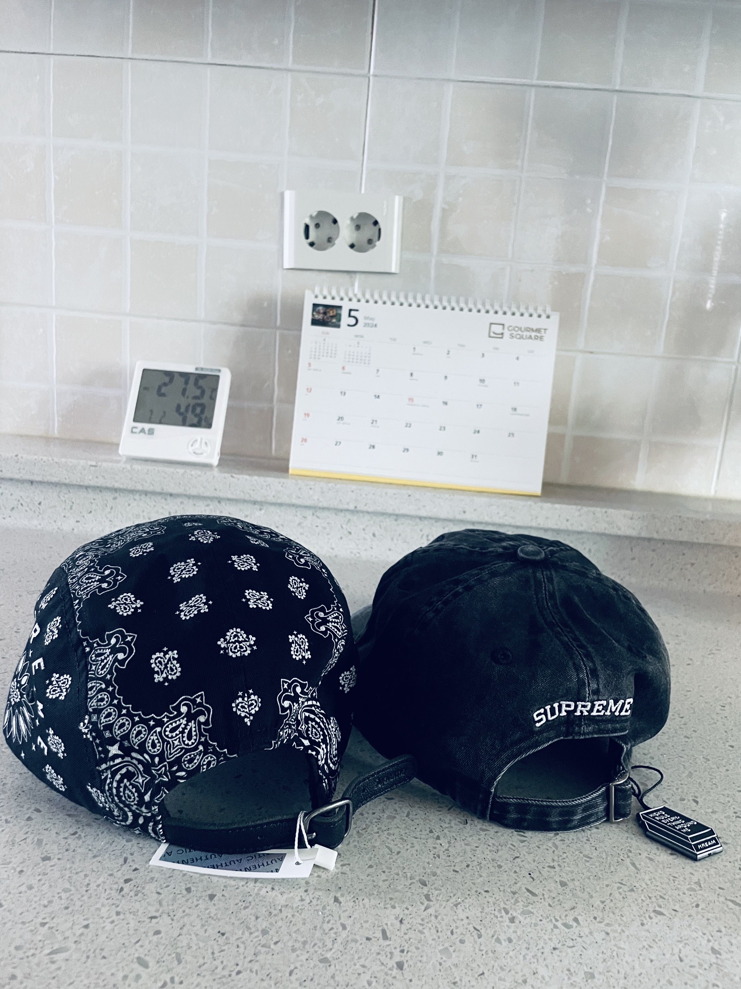 Supreme Pigment Print S Logo 6-Panel Black - 23FW, Supreme Bandana Camp Cap Black - 21SS 착용 스타일 - 2