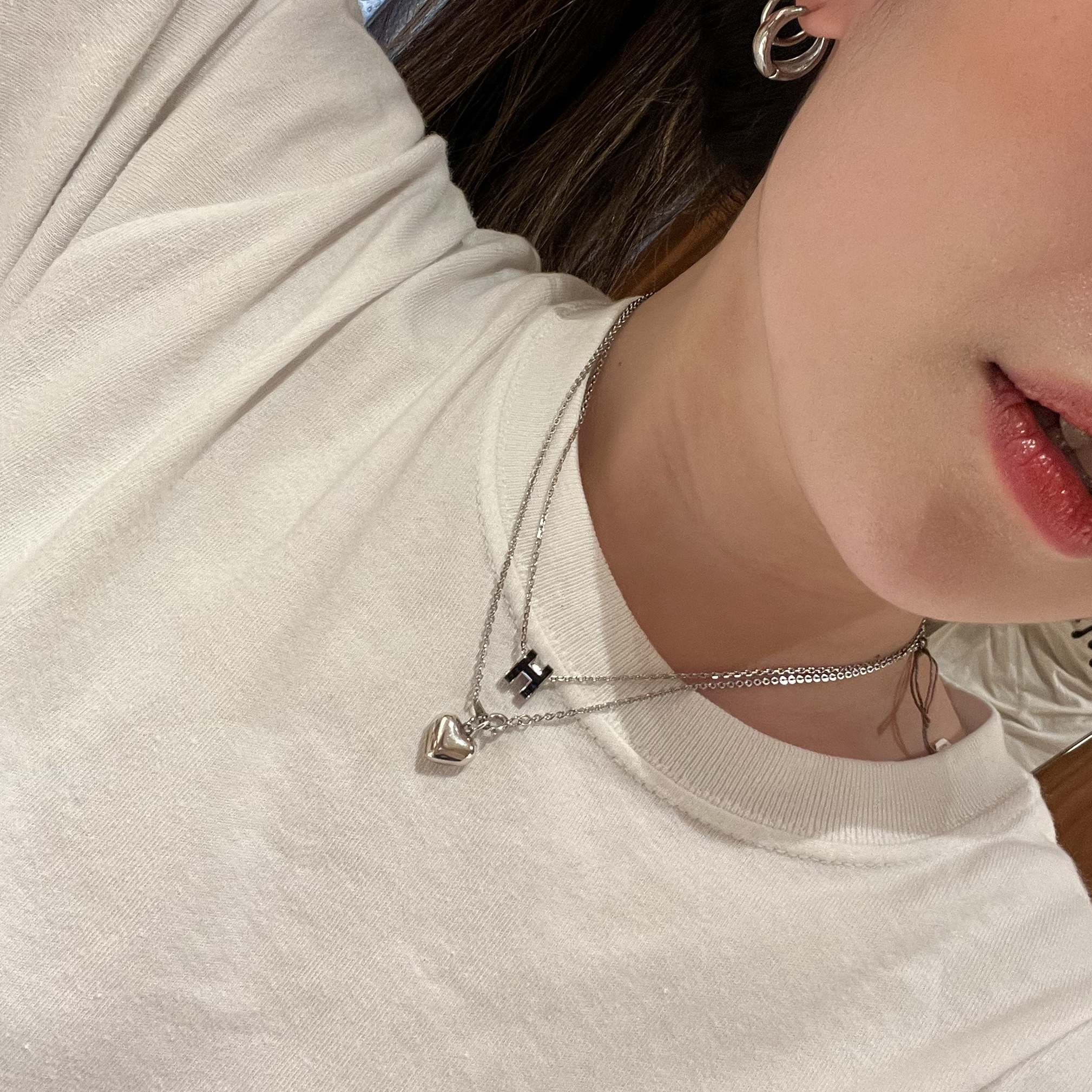 (W) Hermes Mini Pop H Pendant Palladium & Noir 착용 스타일 - 1