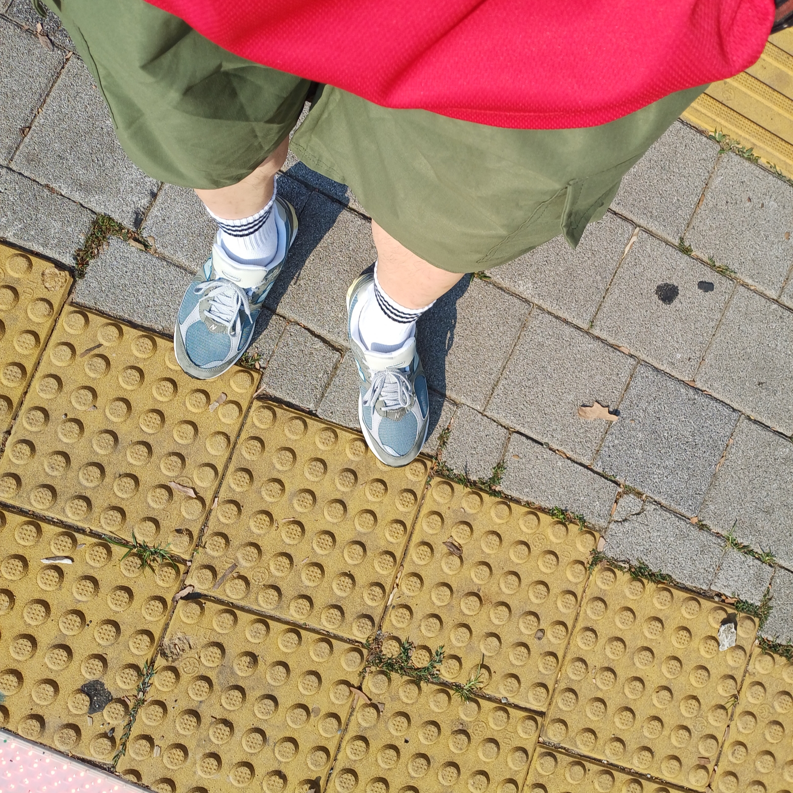 New Balance 2002R Cool Grey 착용 스타일 - 1