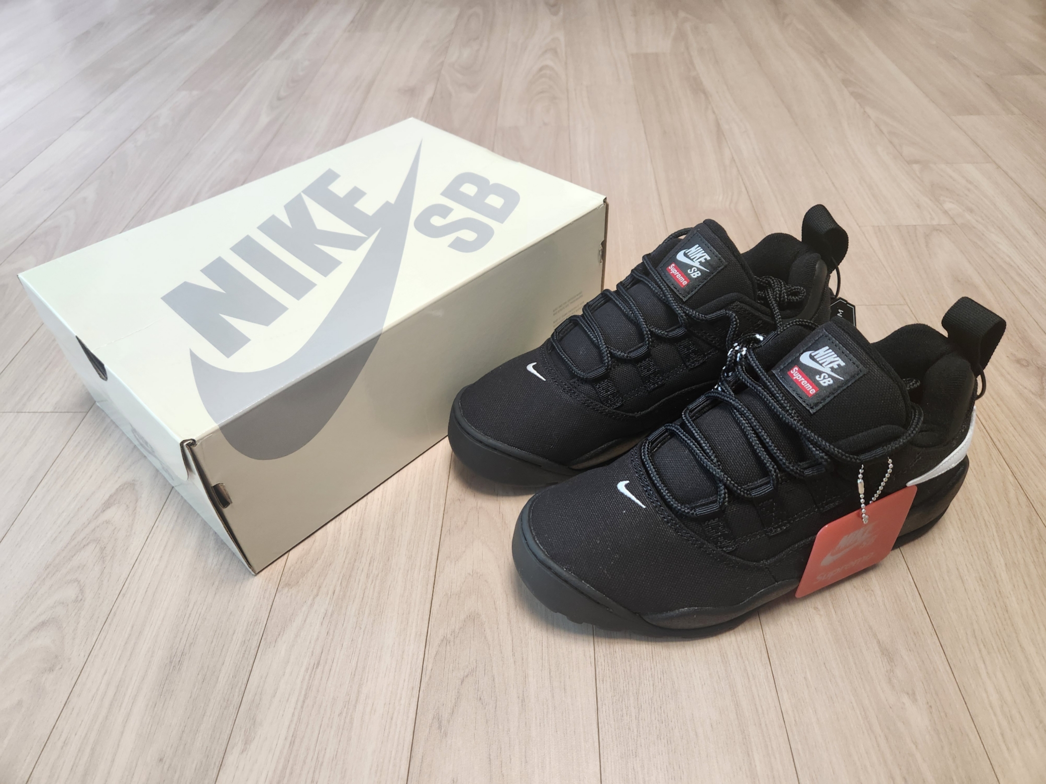 Nike x Supreme SB Darwin Low Black 착용 스타일 - 1