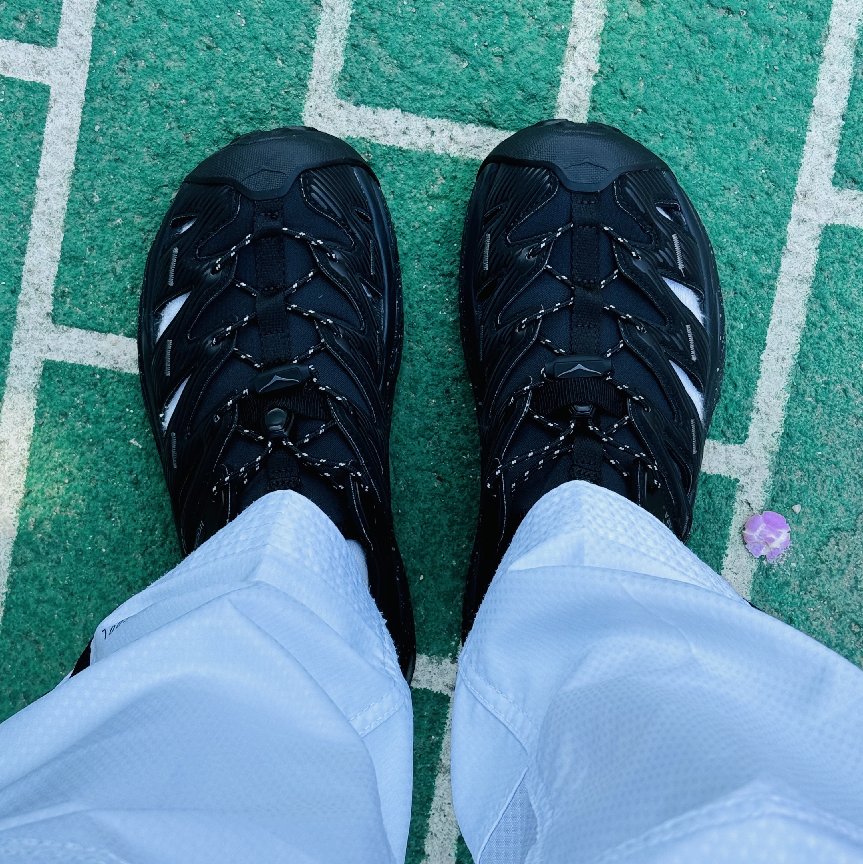 Hoka Hopara Black Castle Rock 착용 스타일 - 2