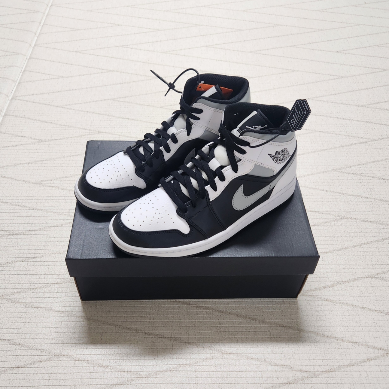 Jordan 1 Mid White Shadow 착용 스타일 - 1