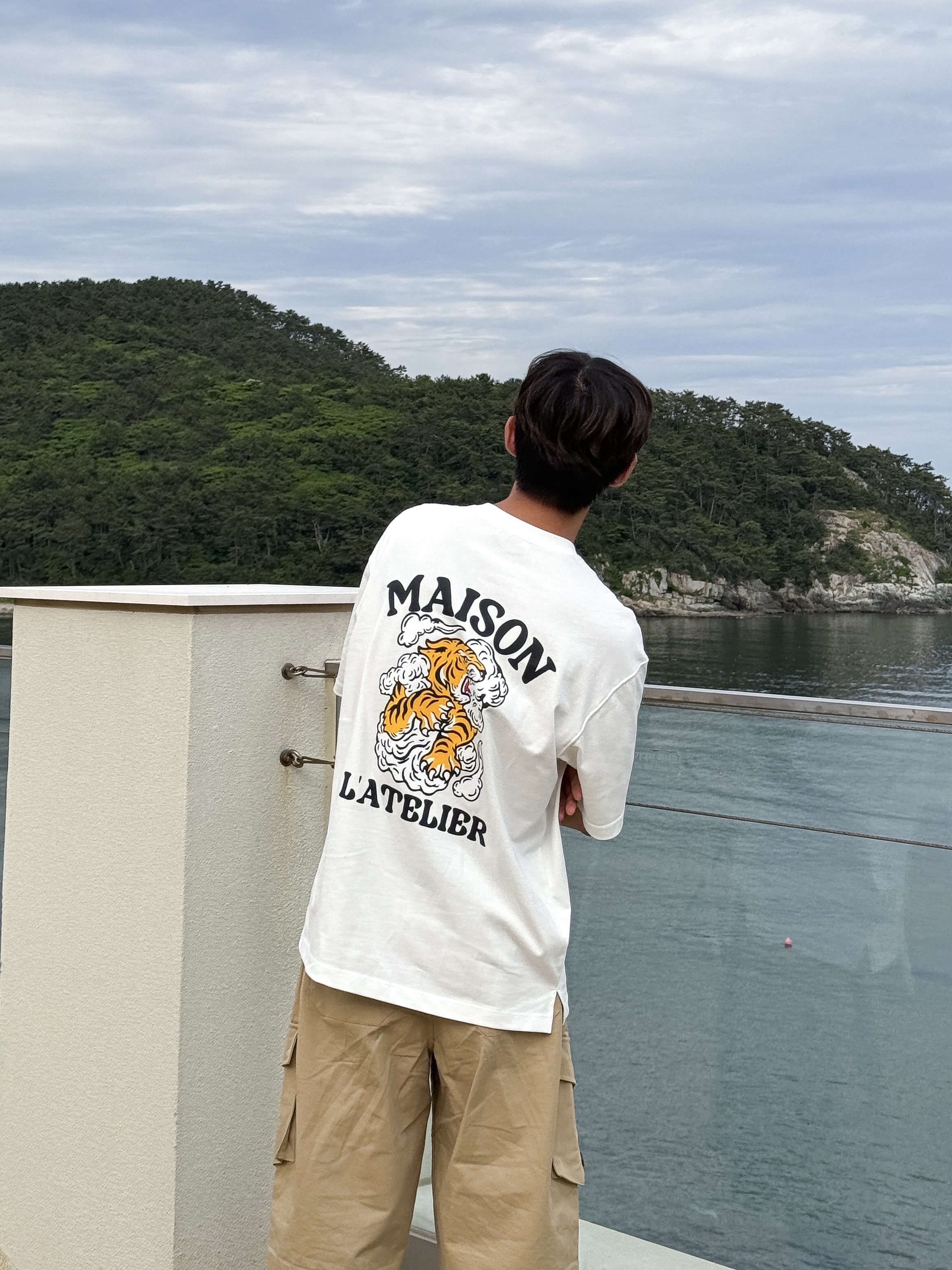 TNGT Semi-Over Fit Tiger Graphics Half T-Shirts Cream 착용 스타일 - 1