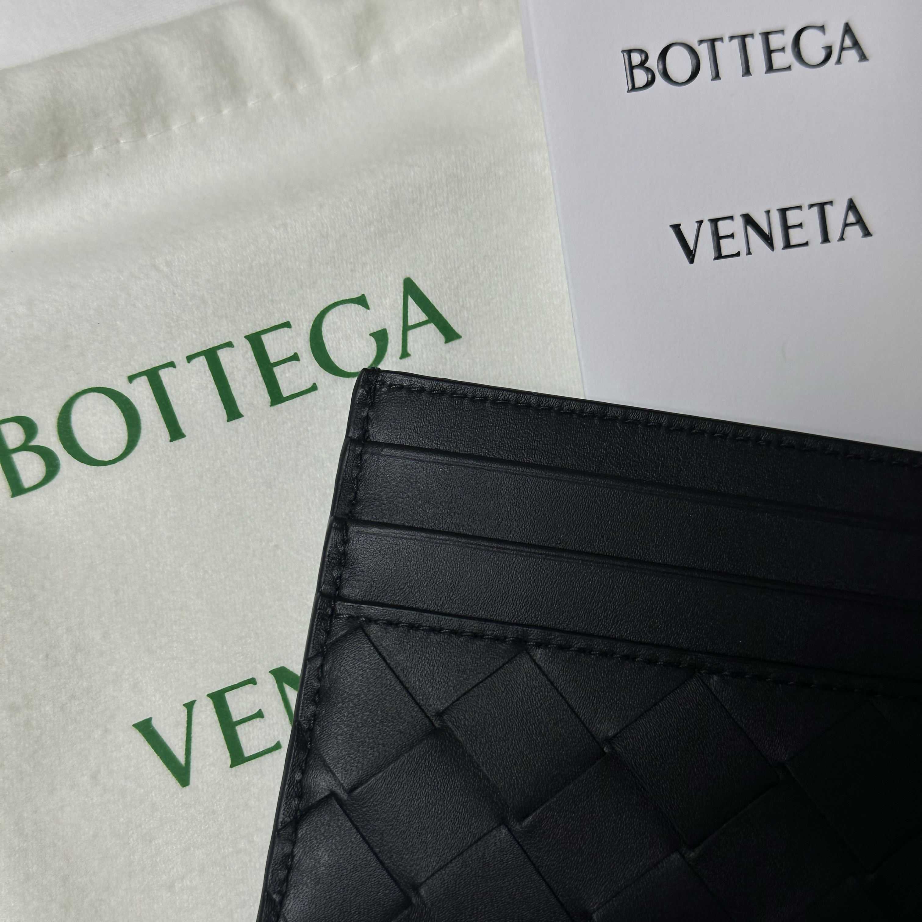 Bottega Veneta Intrecciato Credit Card Case Black 착용 스타일
