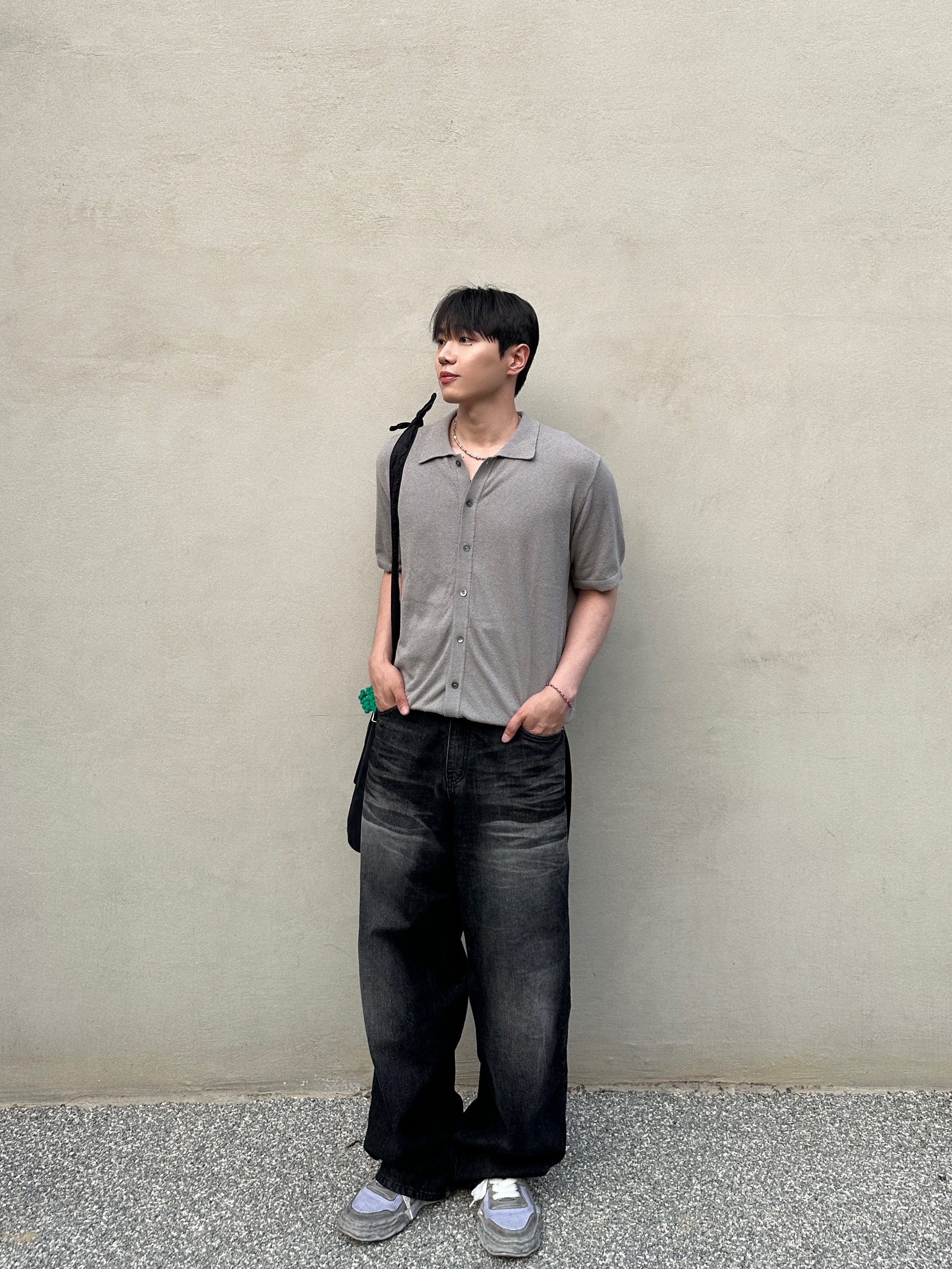 TNGT Loose-Fit Terry Boucle Cardigan Khaki Gray 착용 스타일 - 2