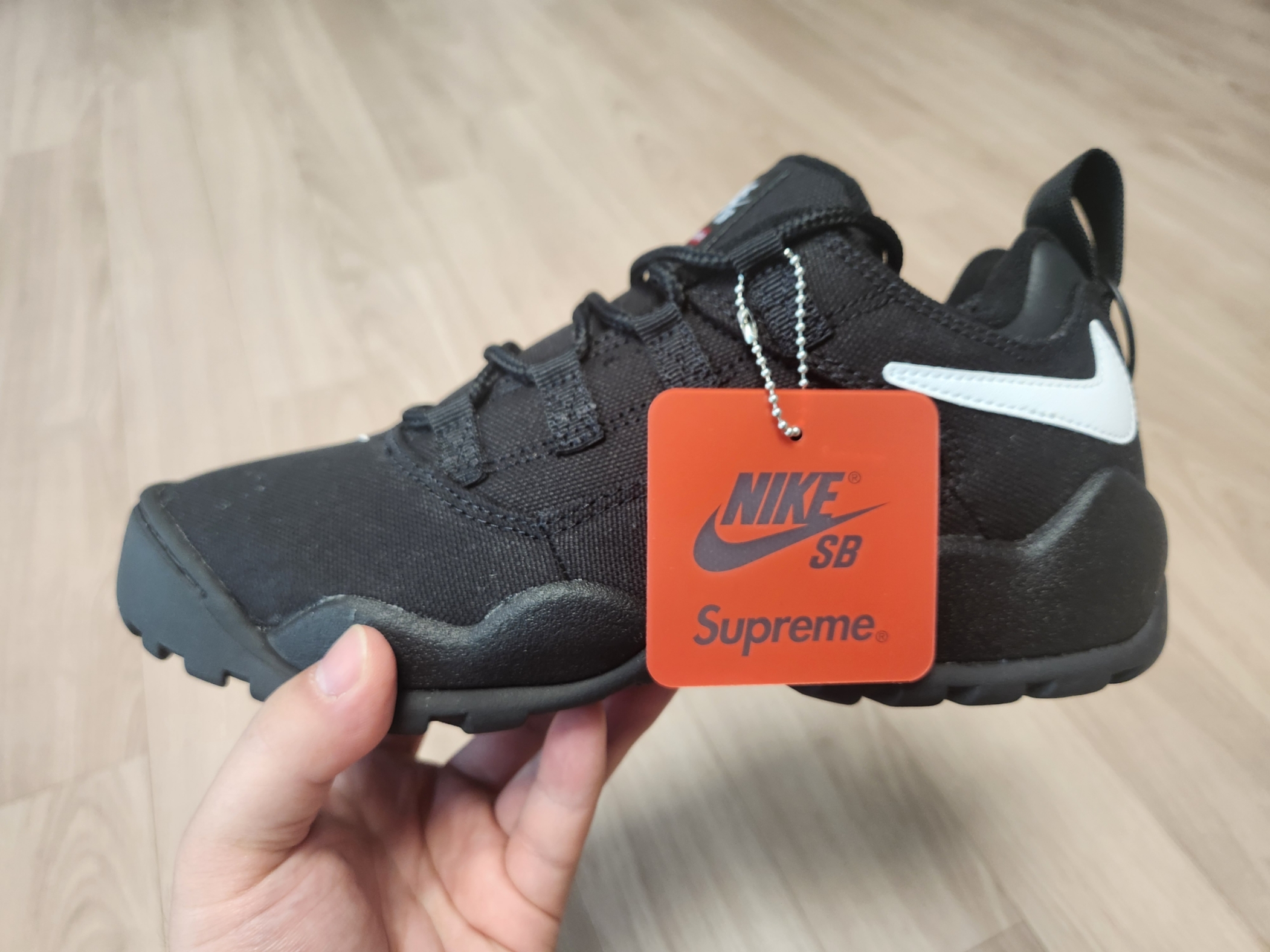 Nike x Supreme SB Darwin Low Black 착용 스타일 - 2