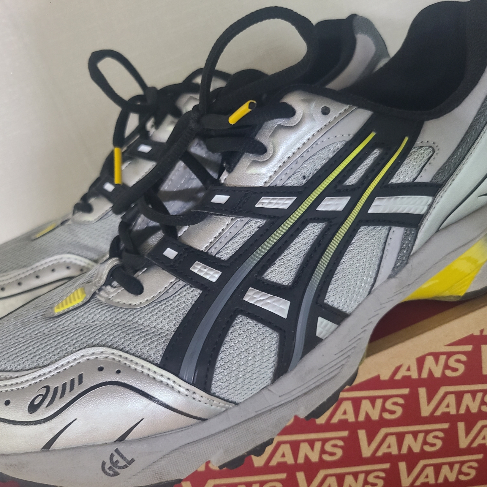 Asics Gel-1090 Mid Grey Black 착용 스타일