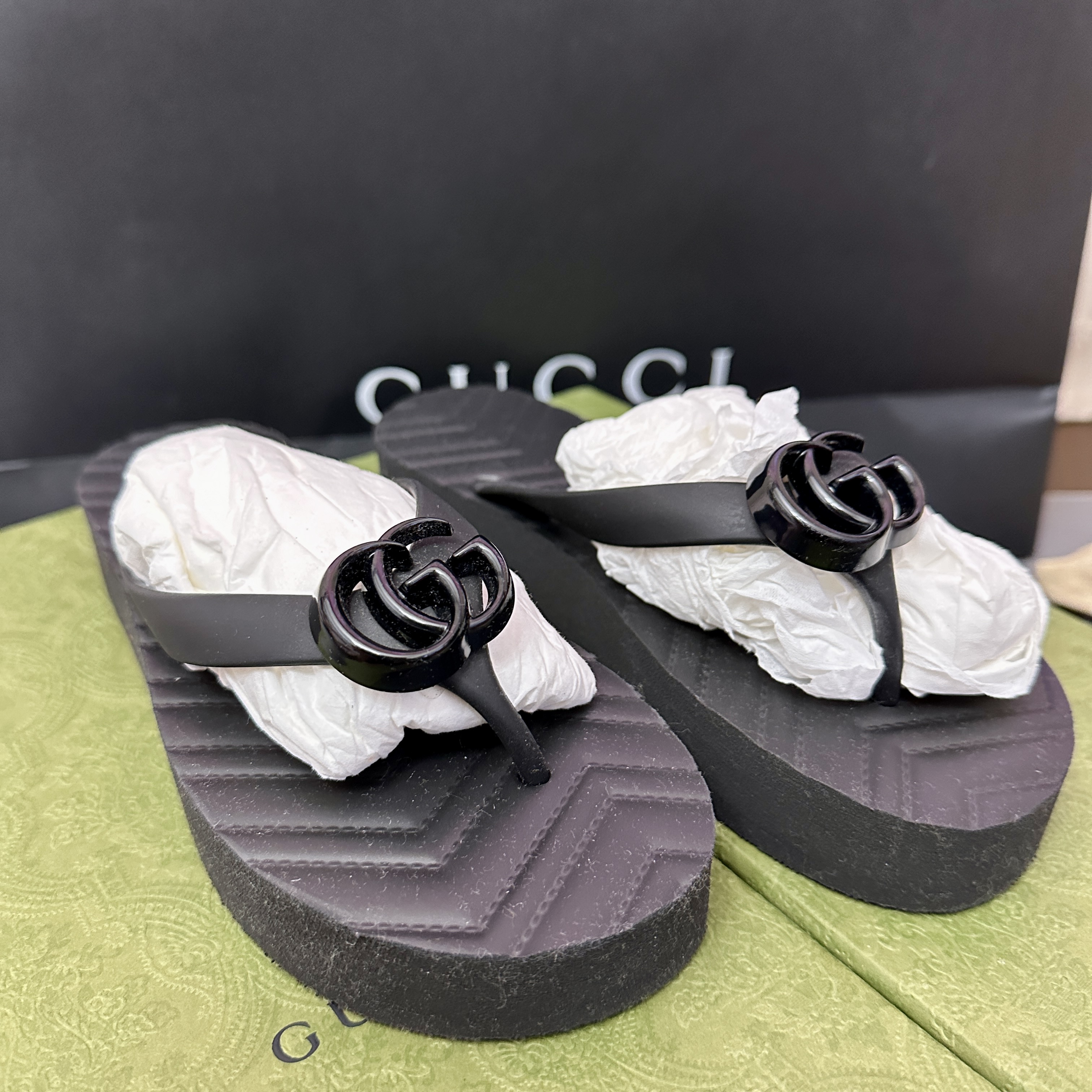 (W) Gucci Rubber Chevron Thong Sandal Black 착용 스타일