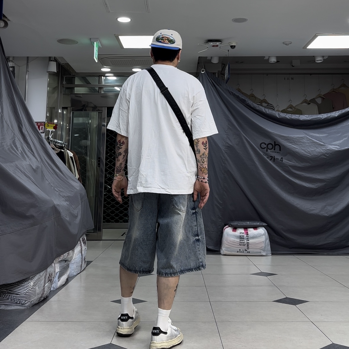 Maison Mihara Yasuhiro Blakey OG Dyed Sole Canvas Low-top Sneakers White 착용 스타일 - 2