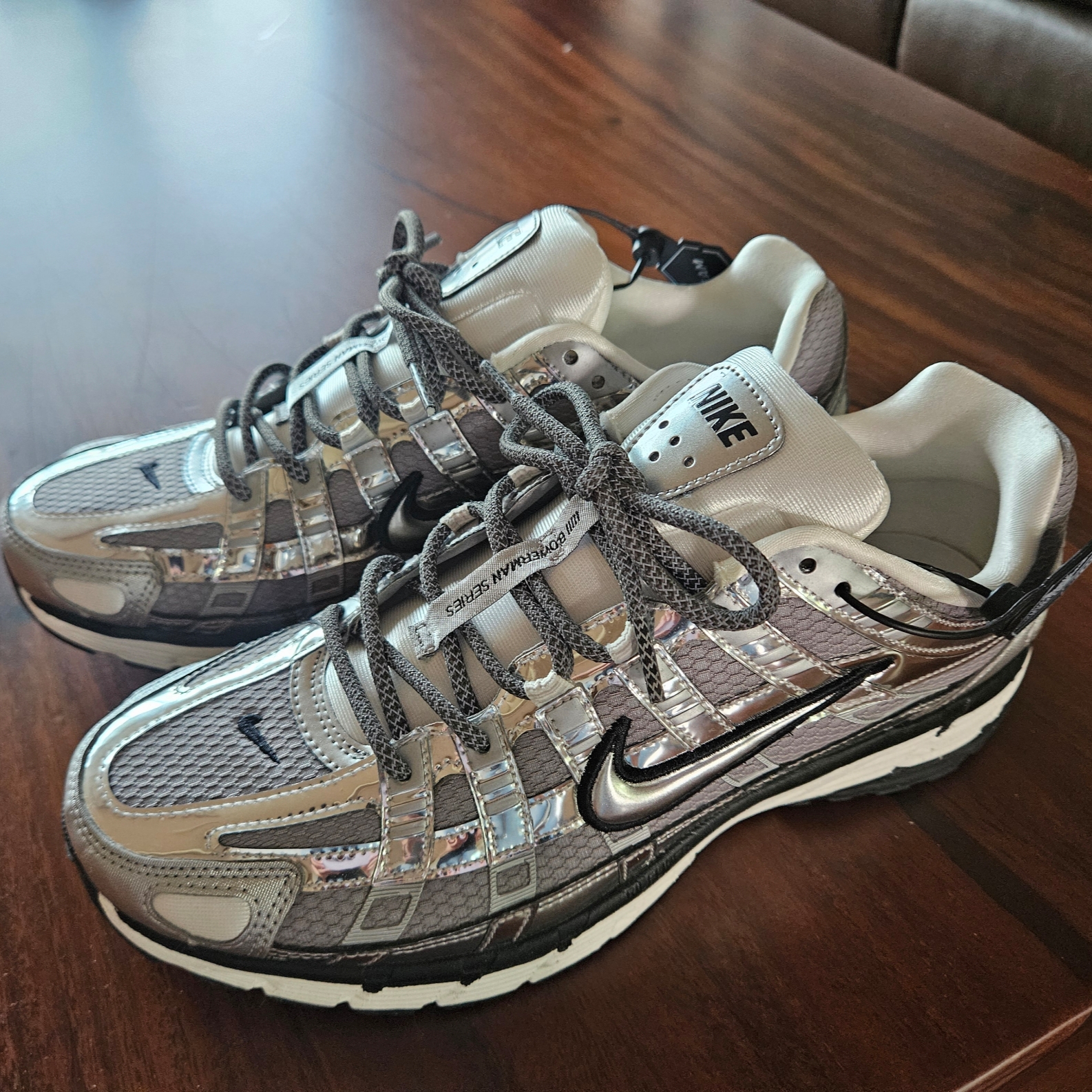 Nike P-6000 Metallic Silver 착용 스타일 - 1