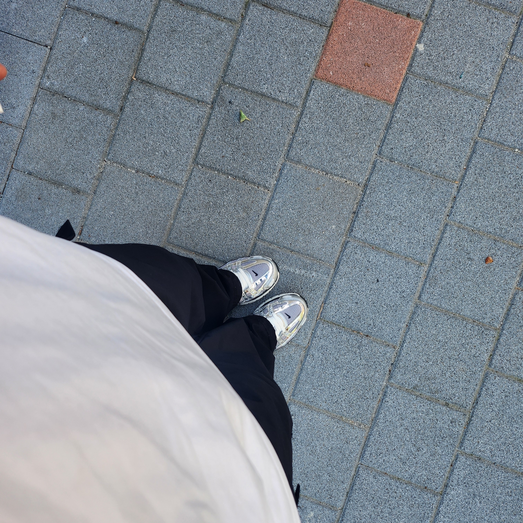 Nike P-6000 Metallic Silver 착용 스타일