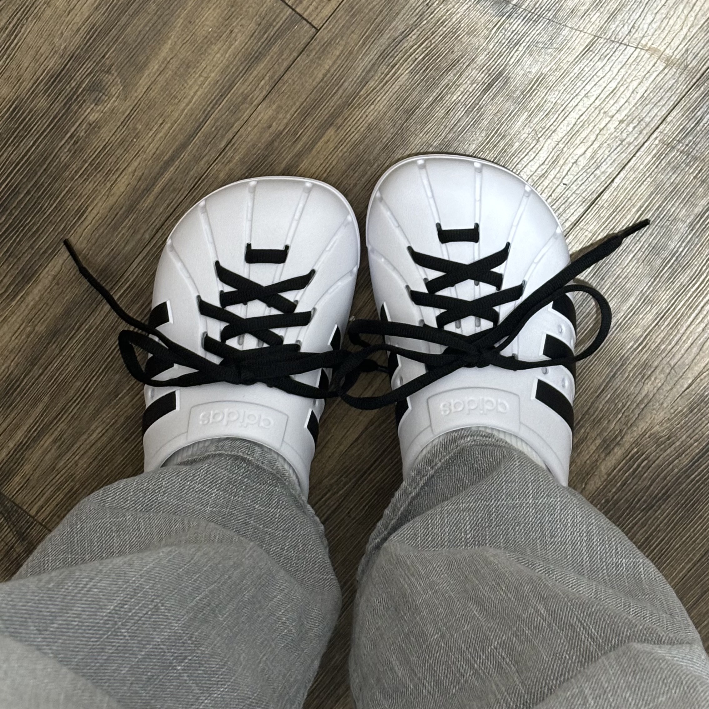 Adidas Adilette Clog White Black 착용 스타일 - 2