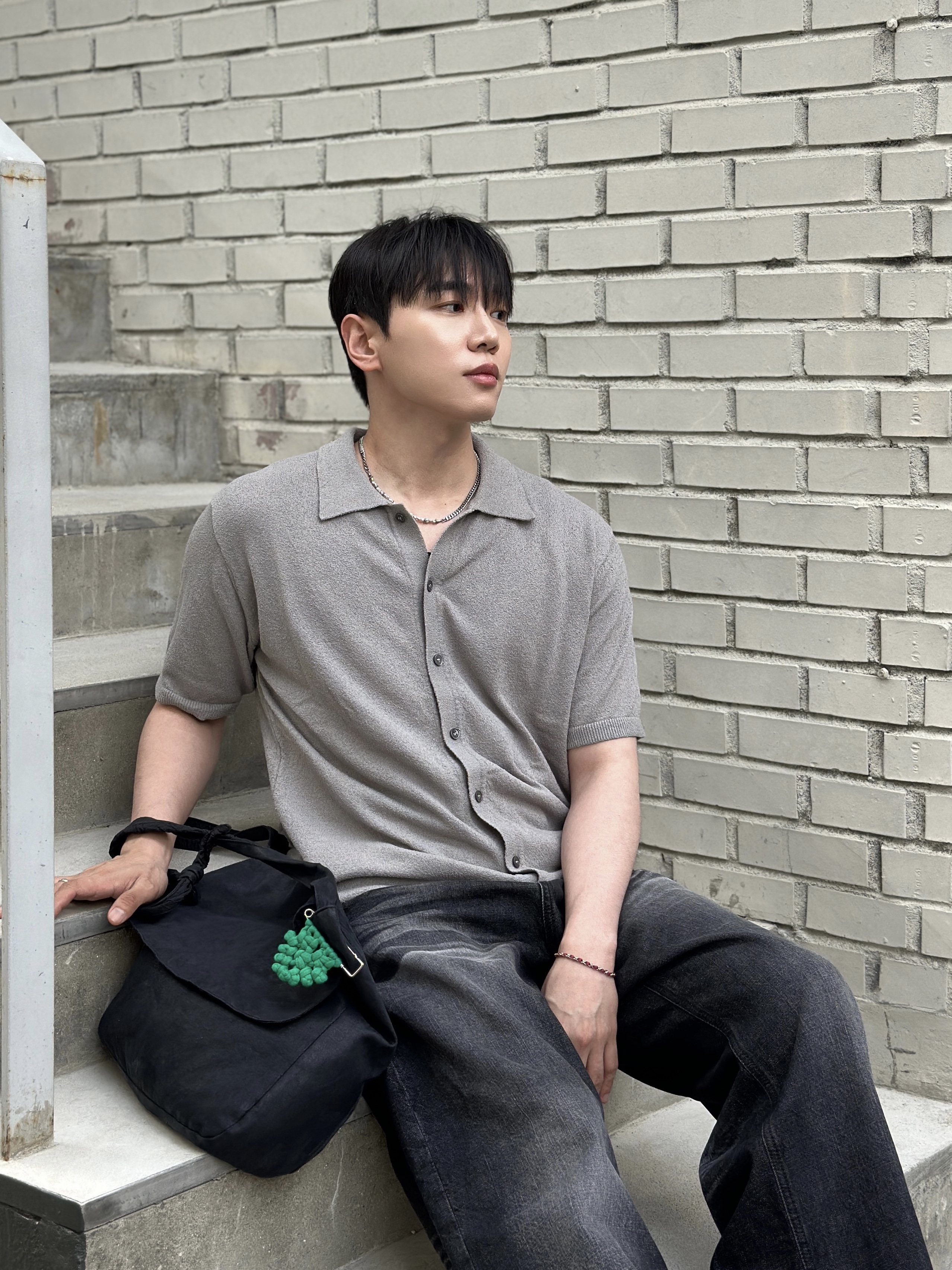 TNGT Loose-Fit Terry Boucle Cardigan Khaki Gray 착용 스타일 - 1